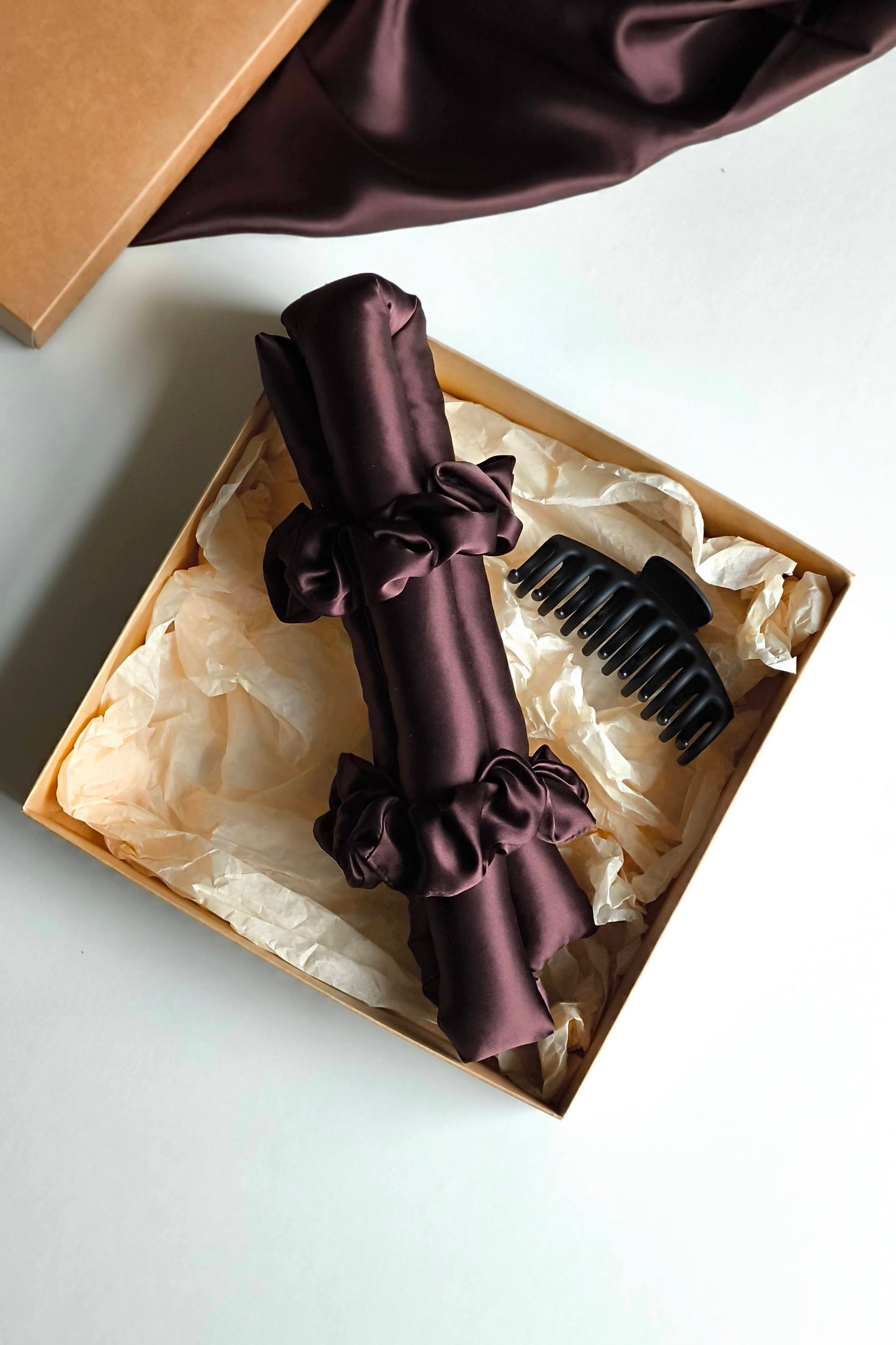 Brūns bezkarstumazīda matu rullis Justīne Valdmane