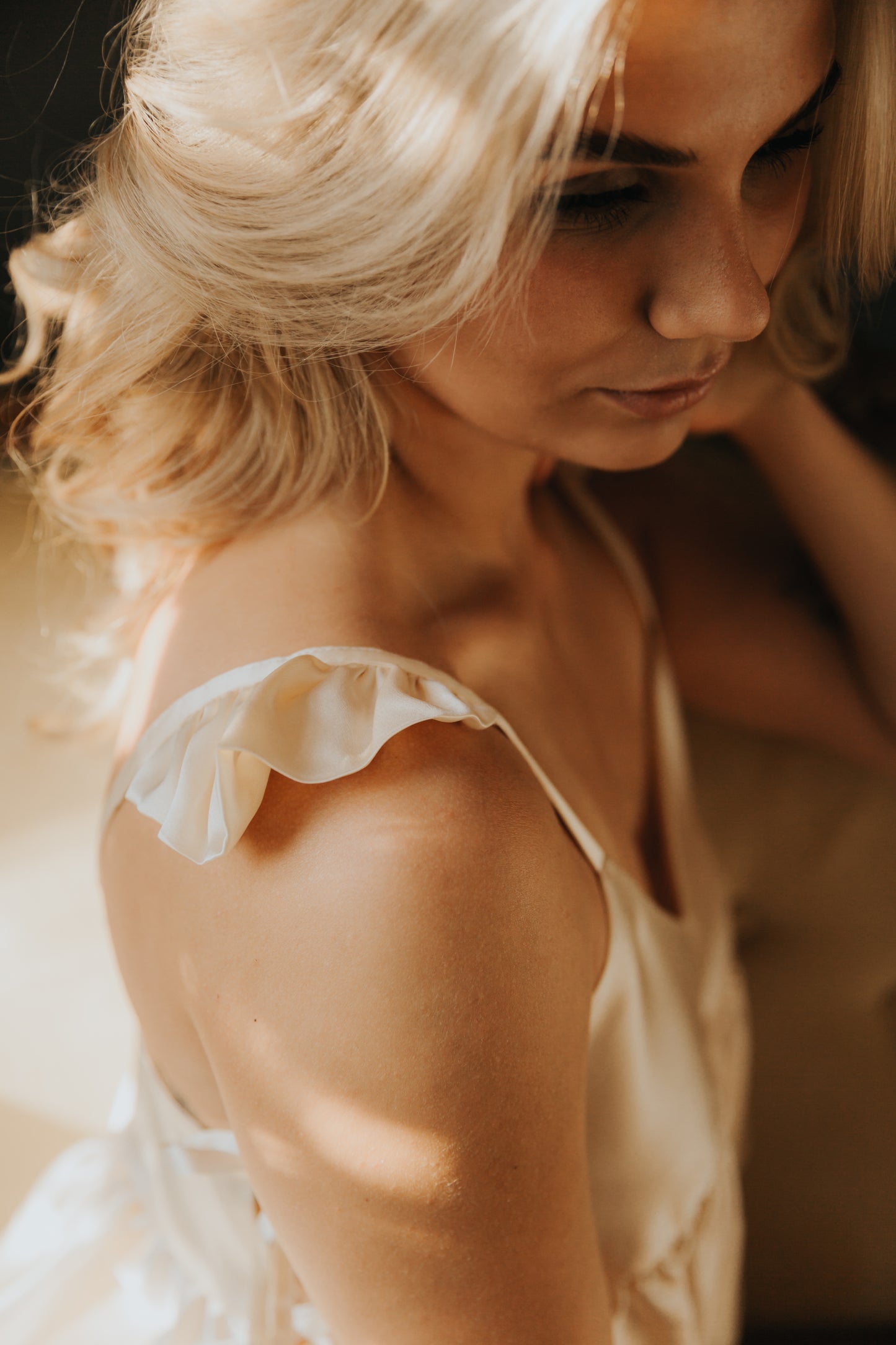 Zīda pidžama ar volāniem un lencēm, šampanieša krāsa