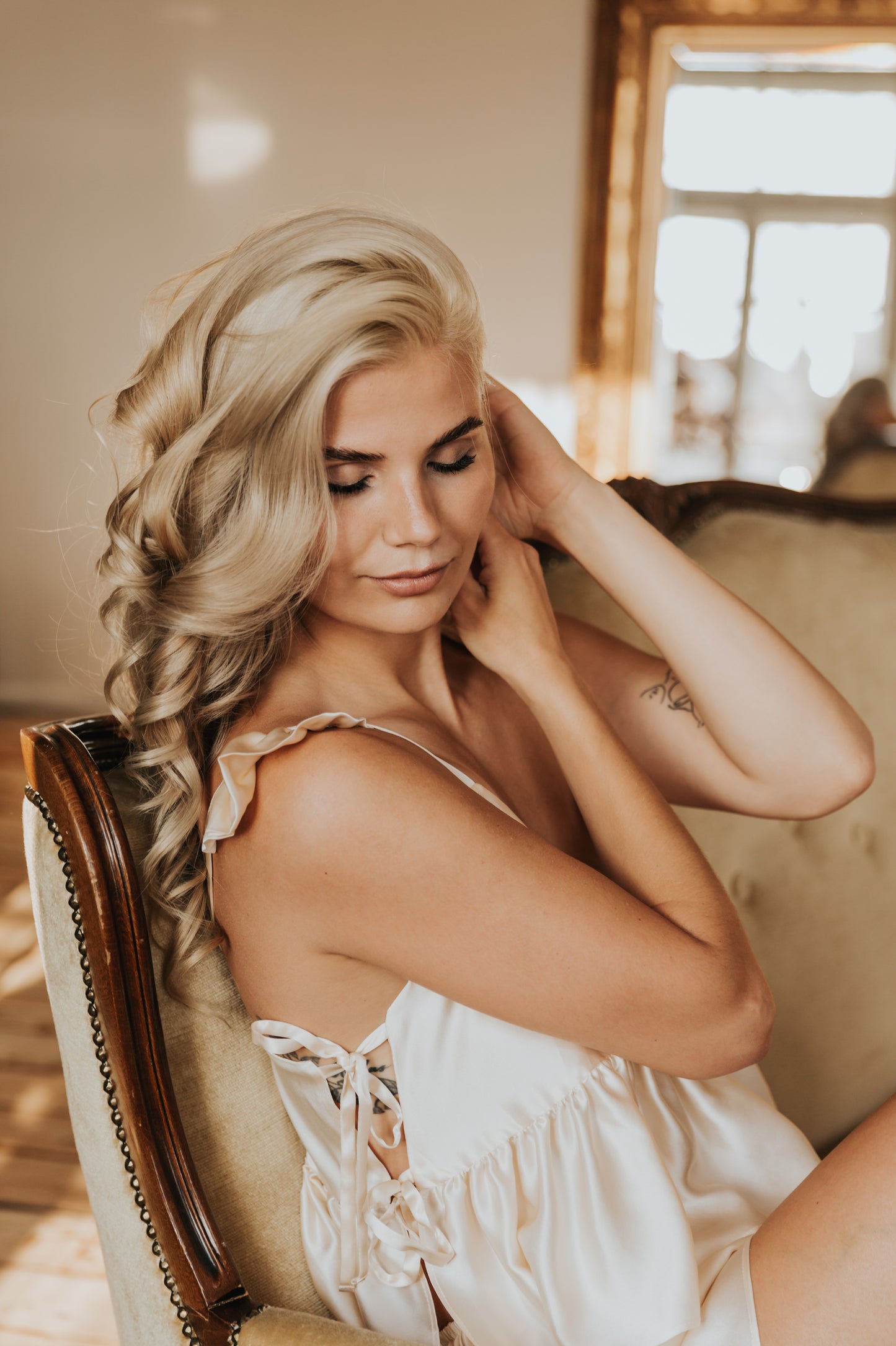 Zīda pidžama ar volāniem un lencēm, šampanieša krāsa