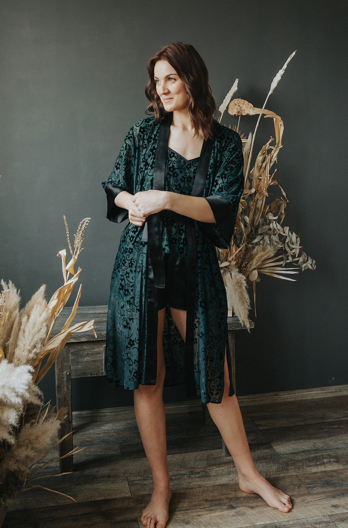 Kimono stila halāts ar ziedu rakstu