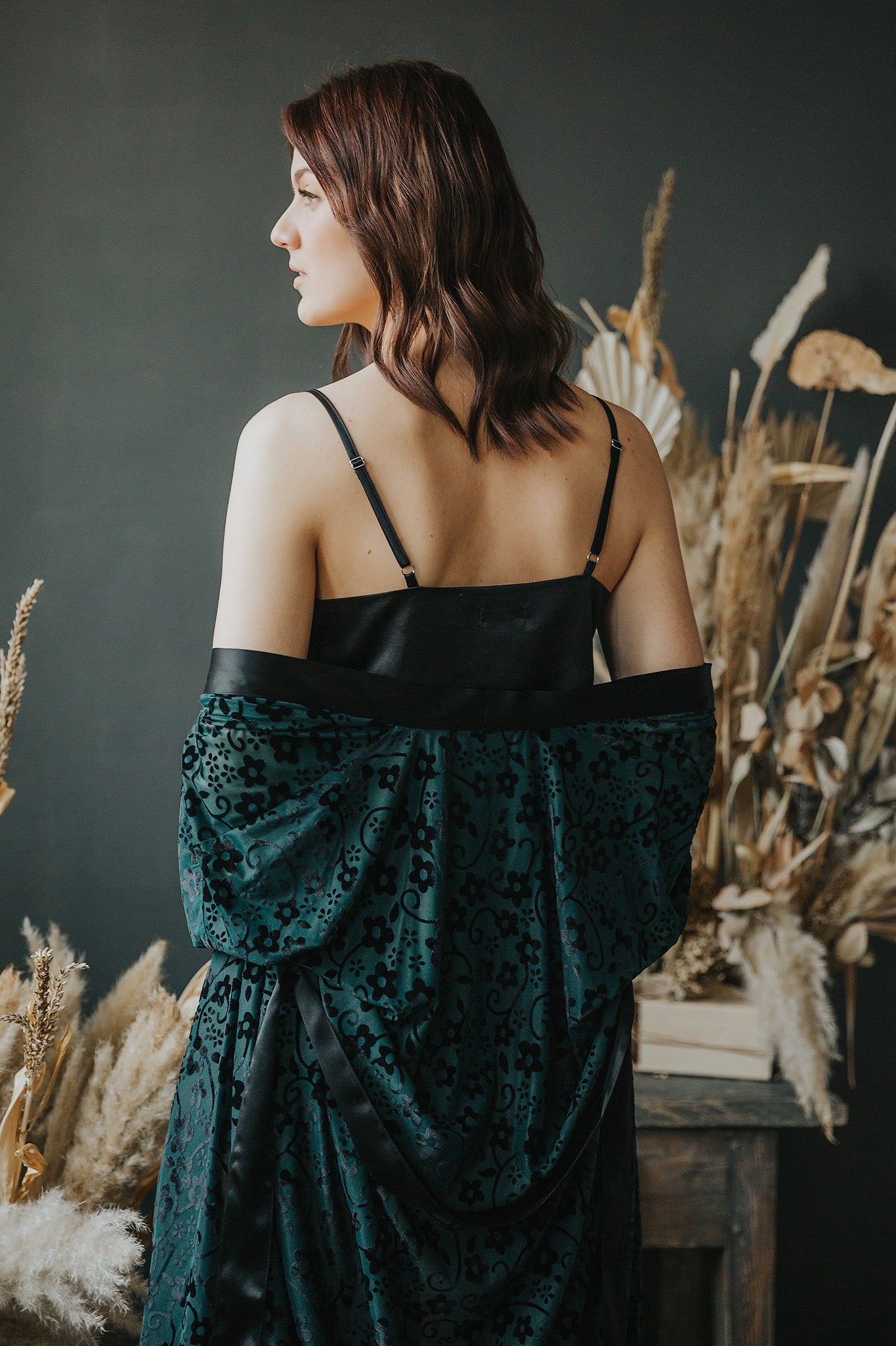 Kimono stila halāts ar ziedu rakstu