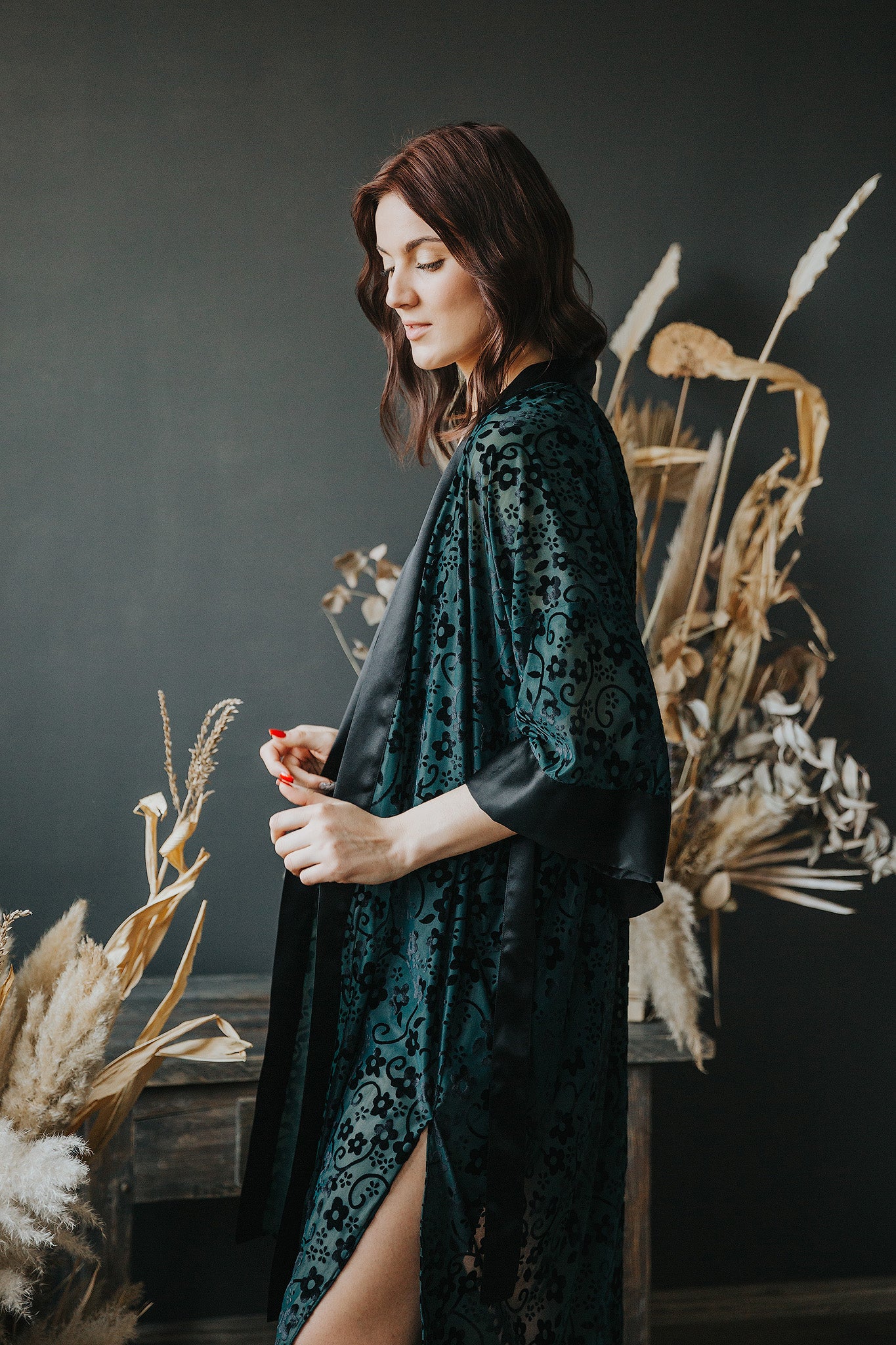 Kimono stila halāts ar ziedu rakstu