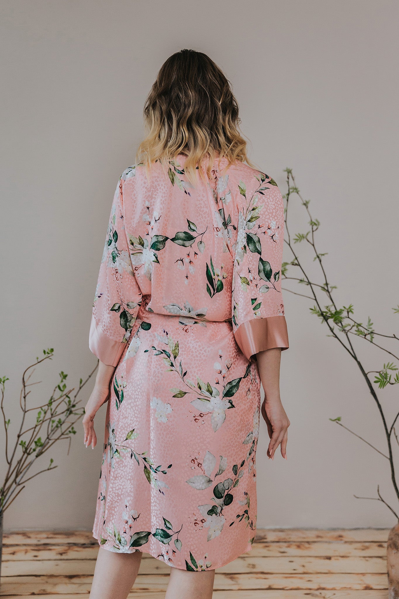 Kimono stila halāts ar ziedu rakstu, Persiks