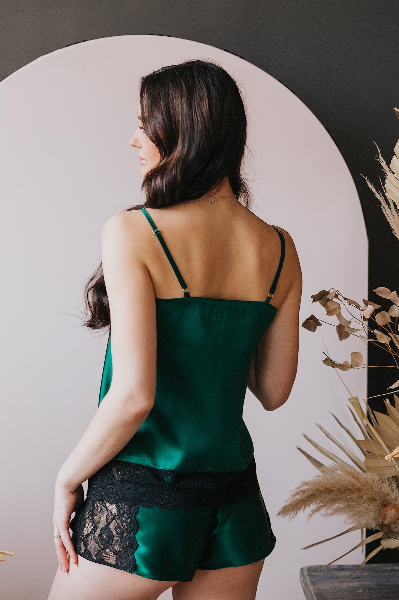 Zaļa zīda pidžama ar mežģīnēm