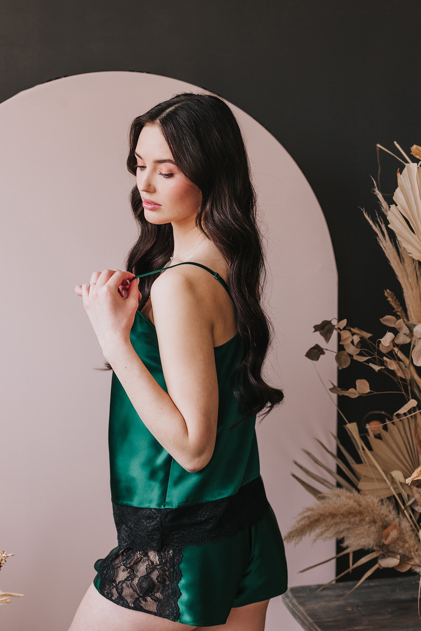 Zaļa zīda pidžama ar mežģīnēm