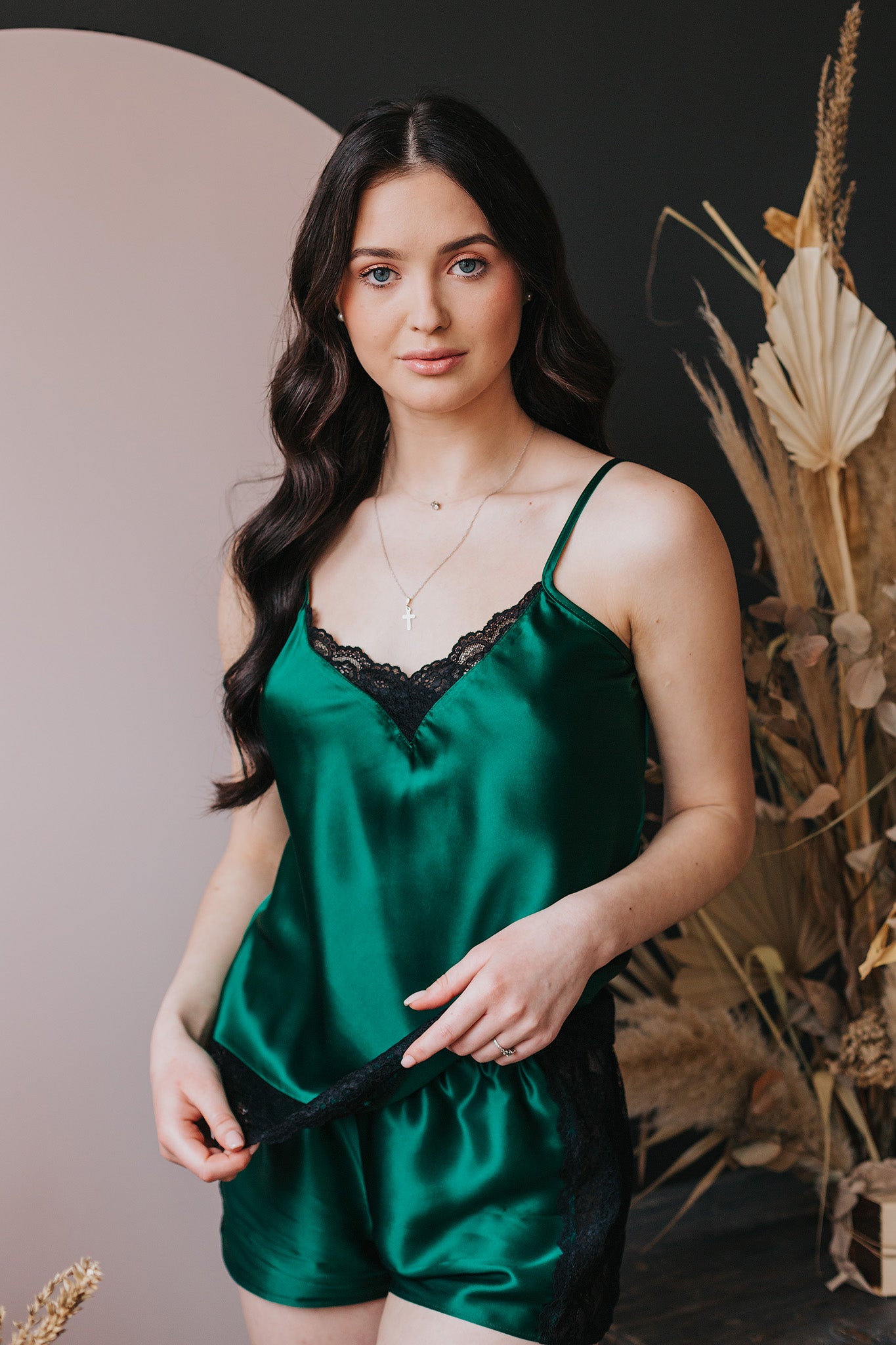 Zaļa zīda pidžama ar mežģīnēm