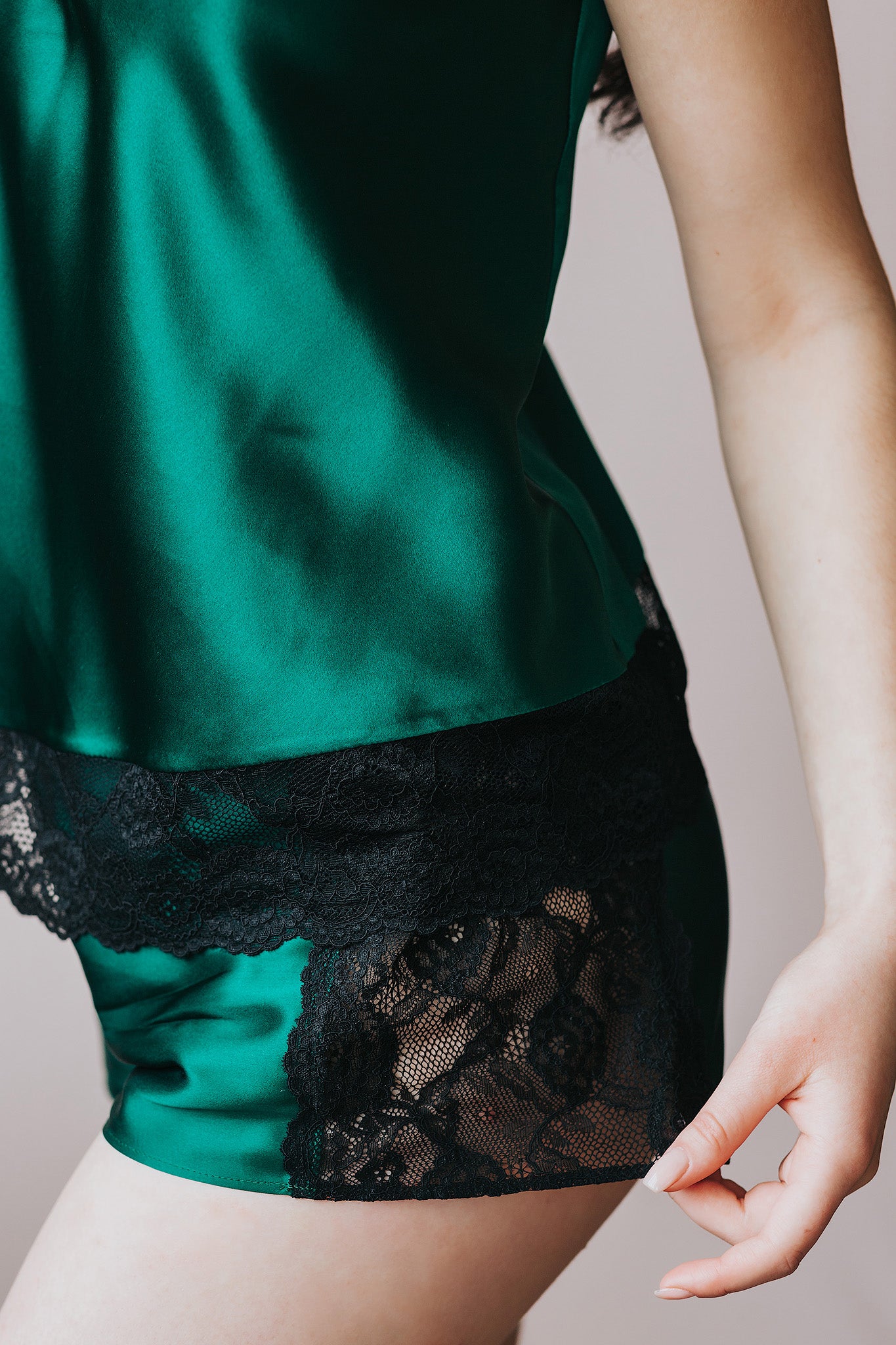 Zaļa zīda pidžama ar mežģīnēm