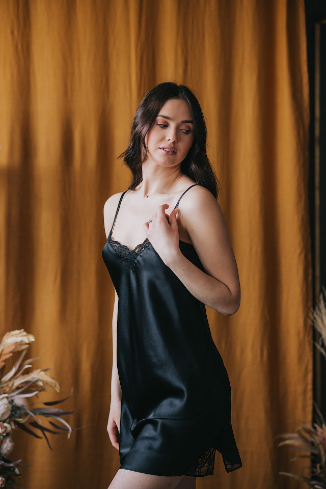 Melns zīda slip naktskrekls ar mežģīnēm