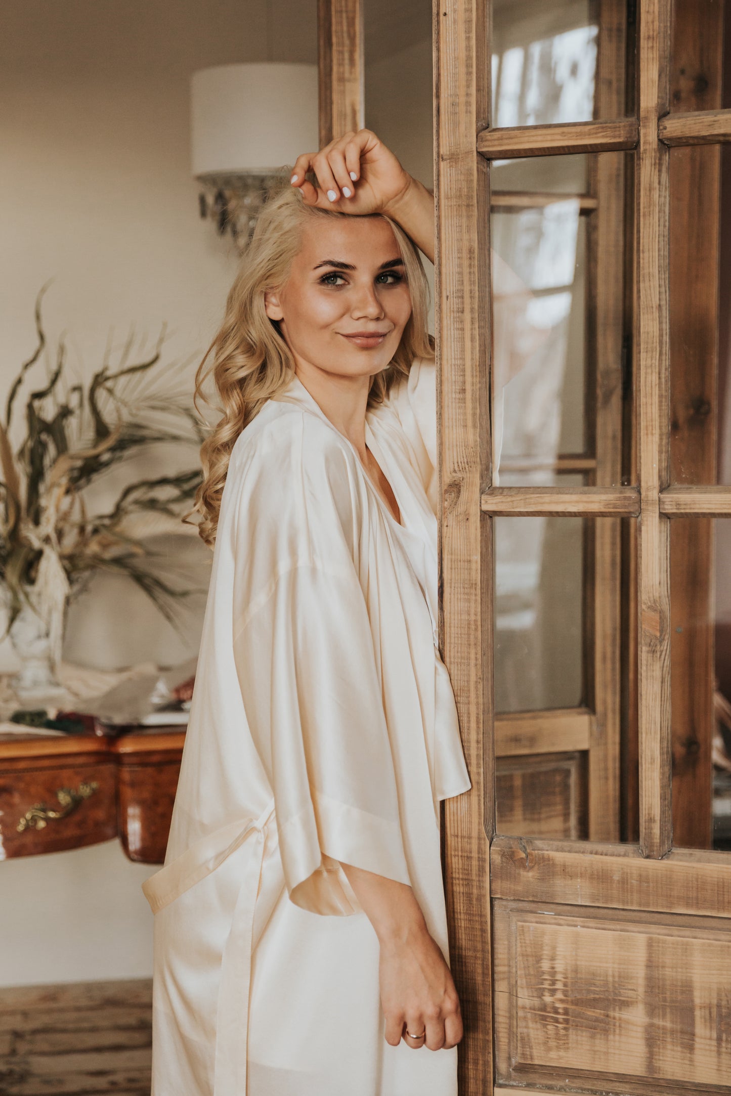 Līgava zīda satīna garajā halātā