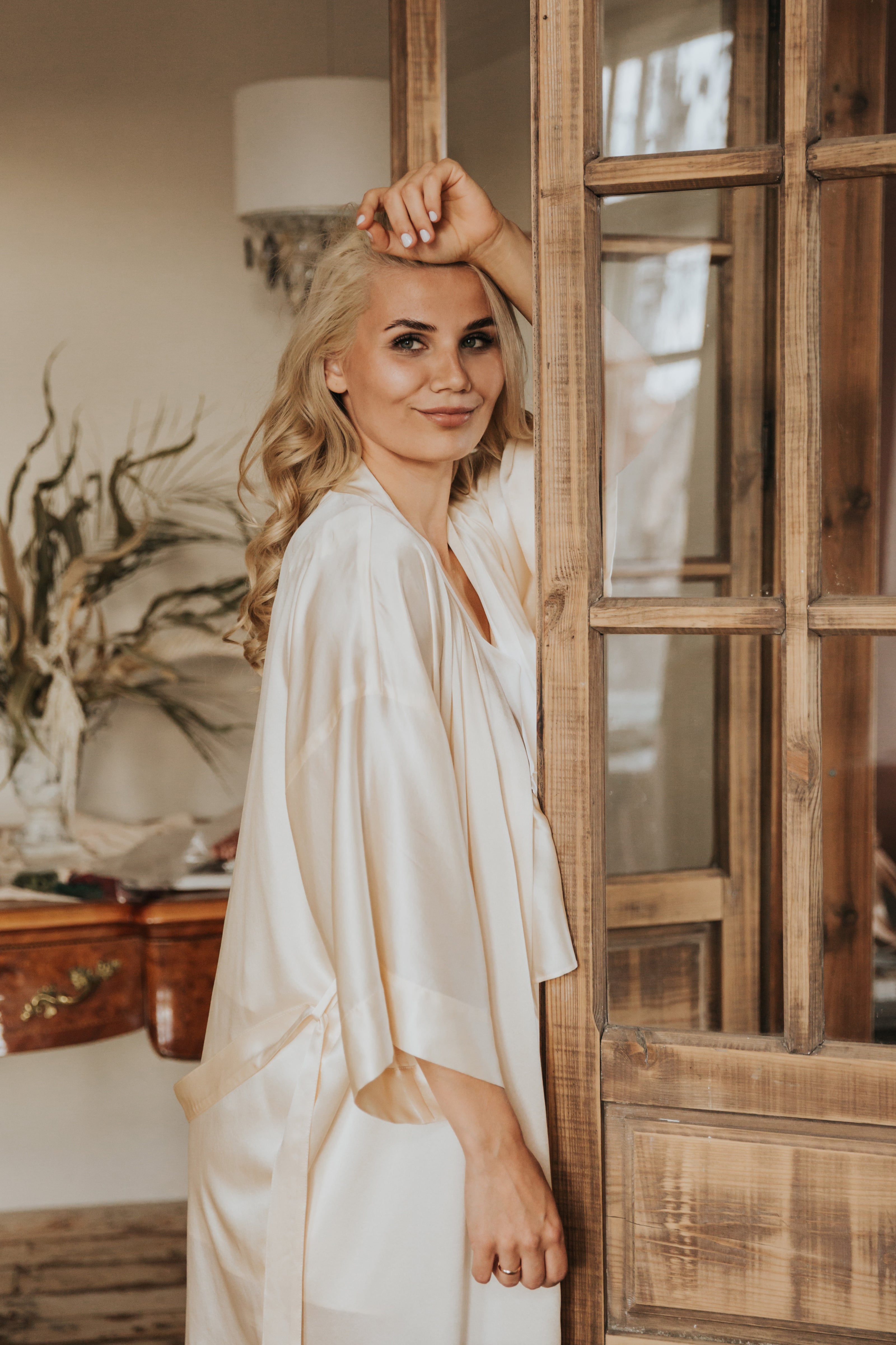 Līgava zīda satīna garajā halātā