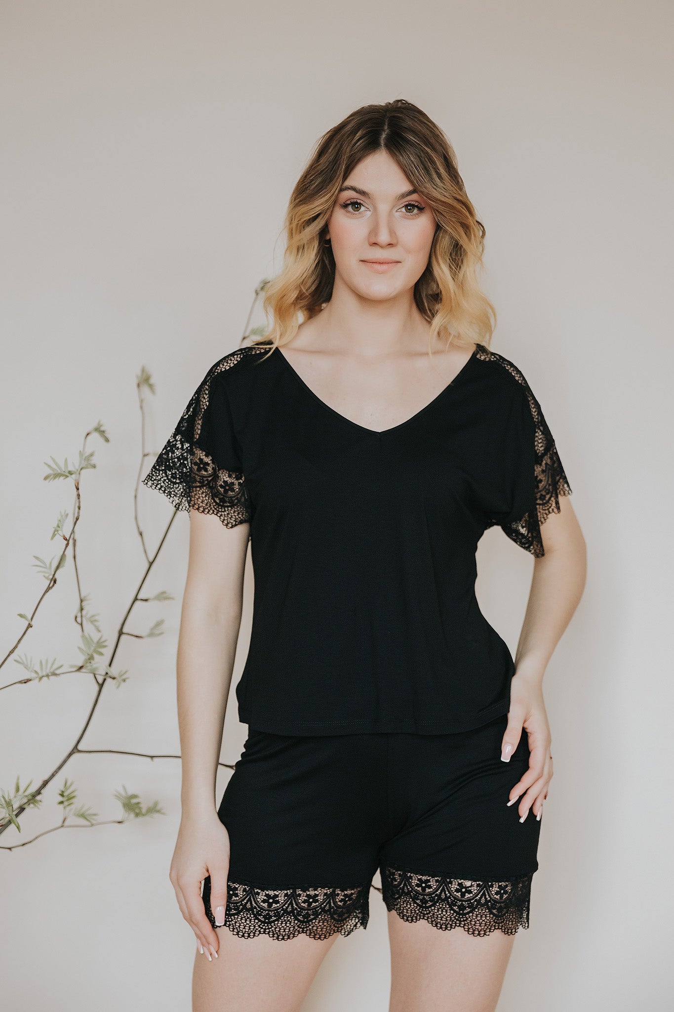 Pidžama Bohdana ar mežģīnēm, melnā krāsā