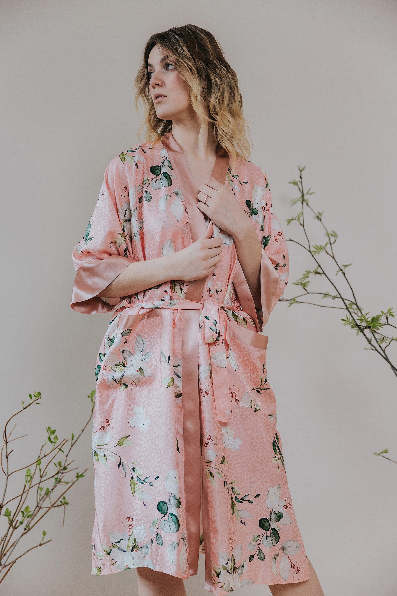 Zīda dāvanas sievietēm, zīda apakšveļa, zīda halāts ar satīnu