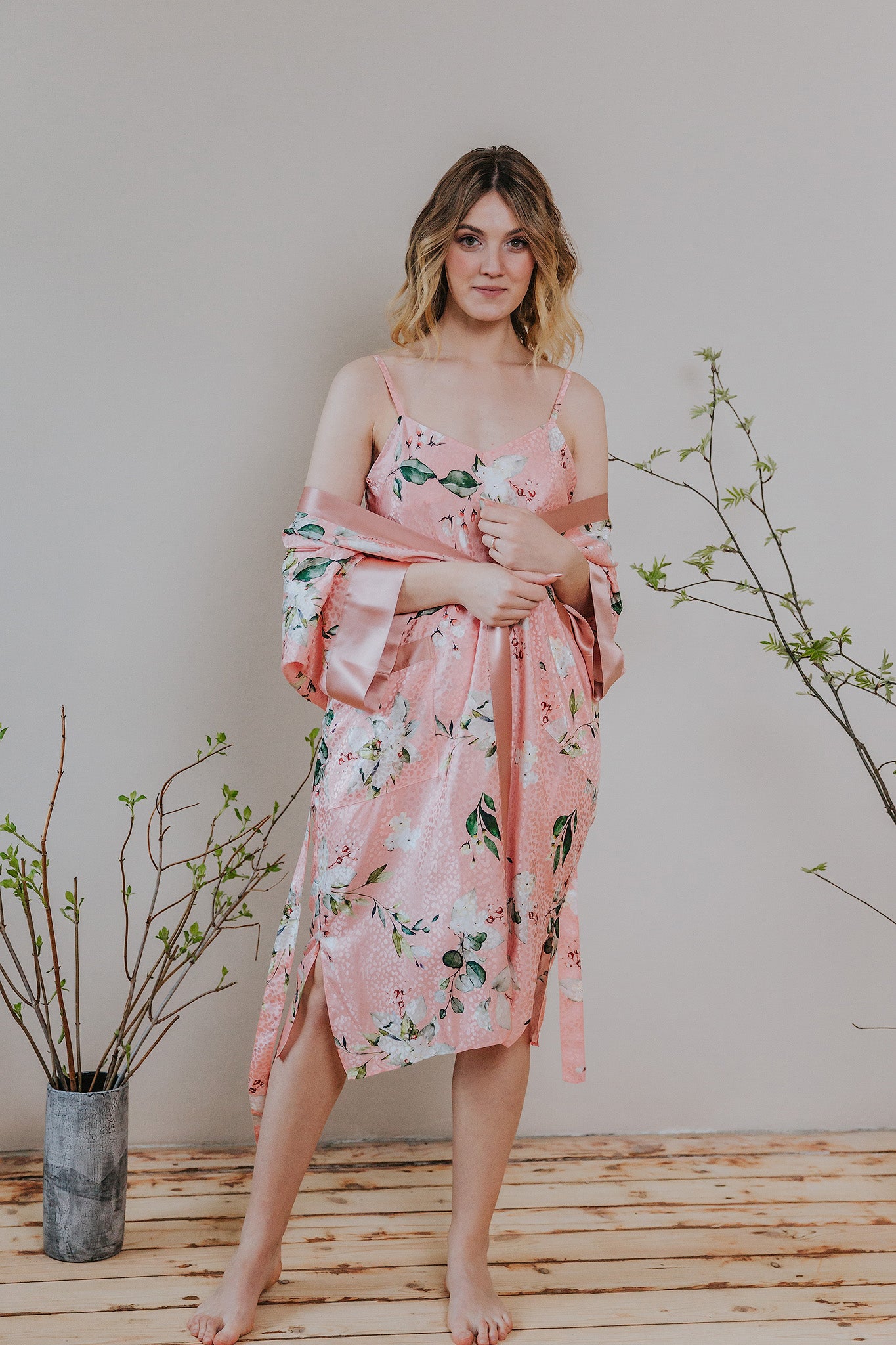 Rozā zīda naktsveļa ar ziedu rakstu, sieviešu apakšveļa