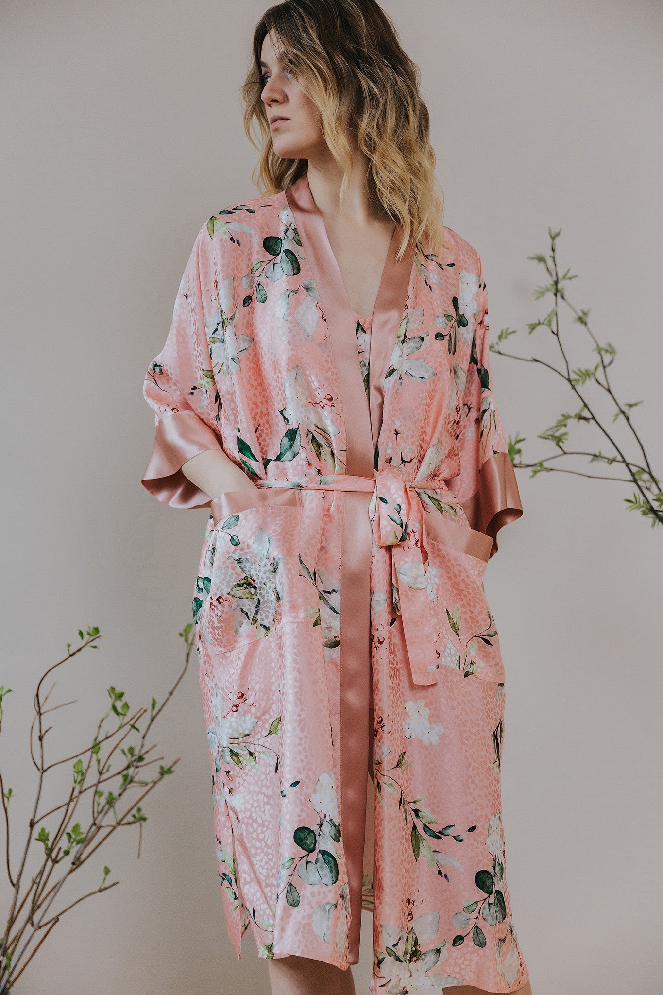 Zīda žakarda naktsveļa, zīda halāts, ražots Latvijā no Itāļu zīda