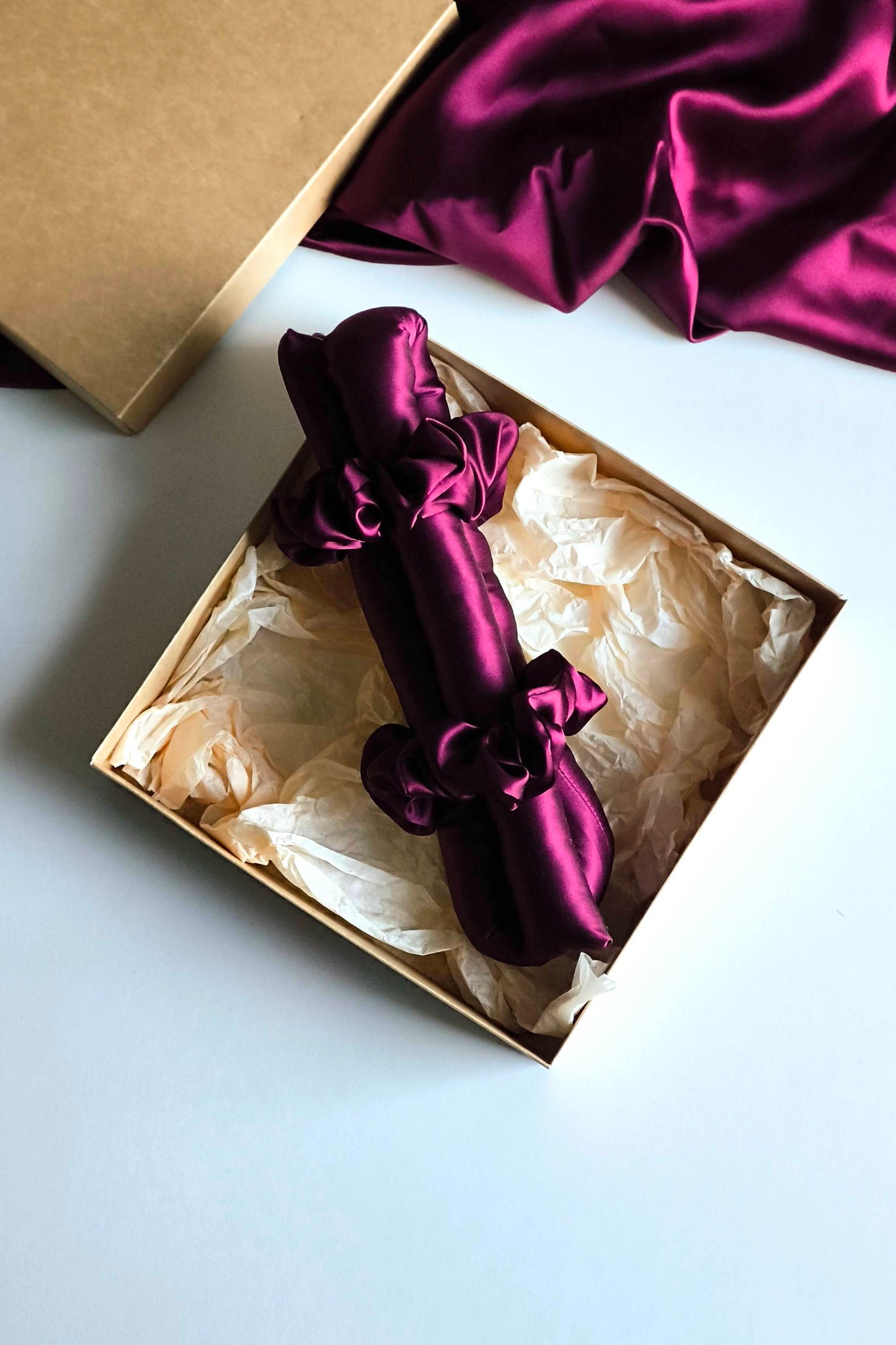 Bordo krāsas bezkarstuma zīda matu rullis Justīne Valdmane, heatless hair curler