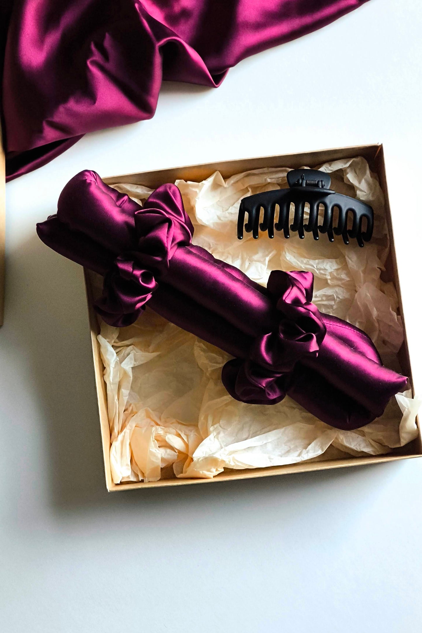 Bordo krāsas zīda matu rullis Justīne Valdmane