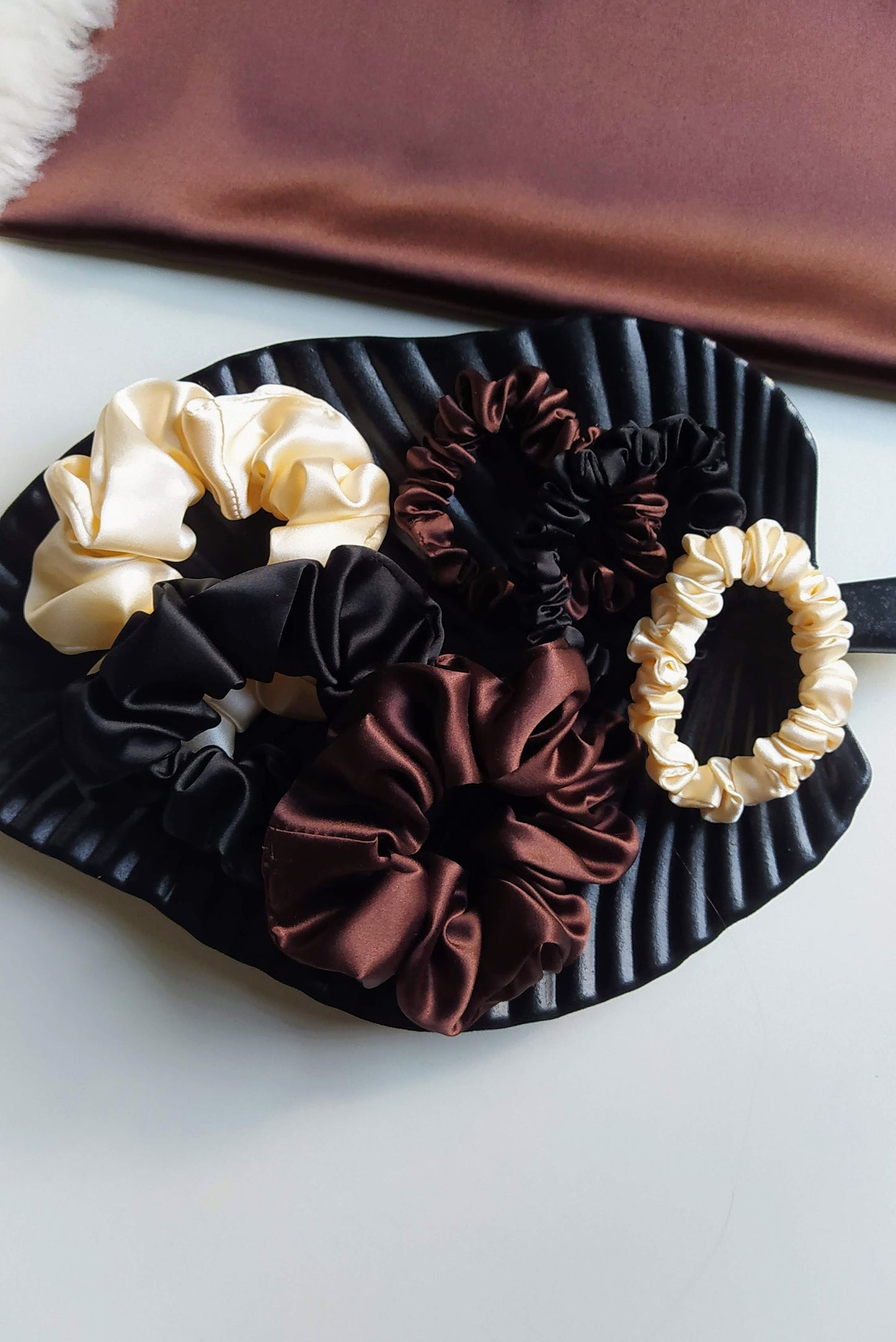 zīda matu gumijas, melna, brūna, gaiša, S un M izmēru gumiju komplekti uz palikņa