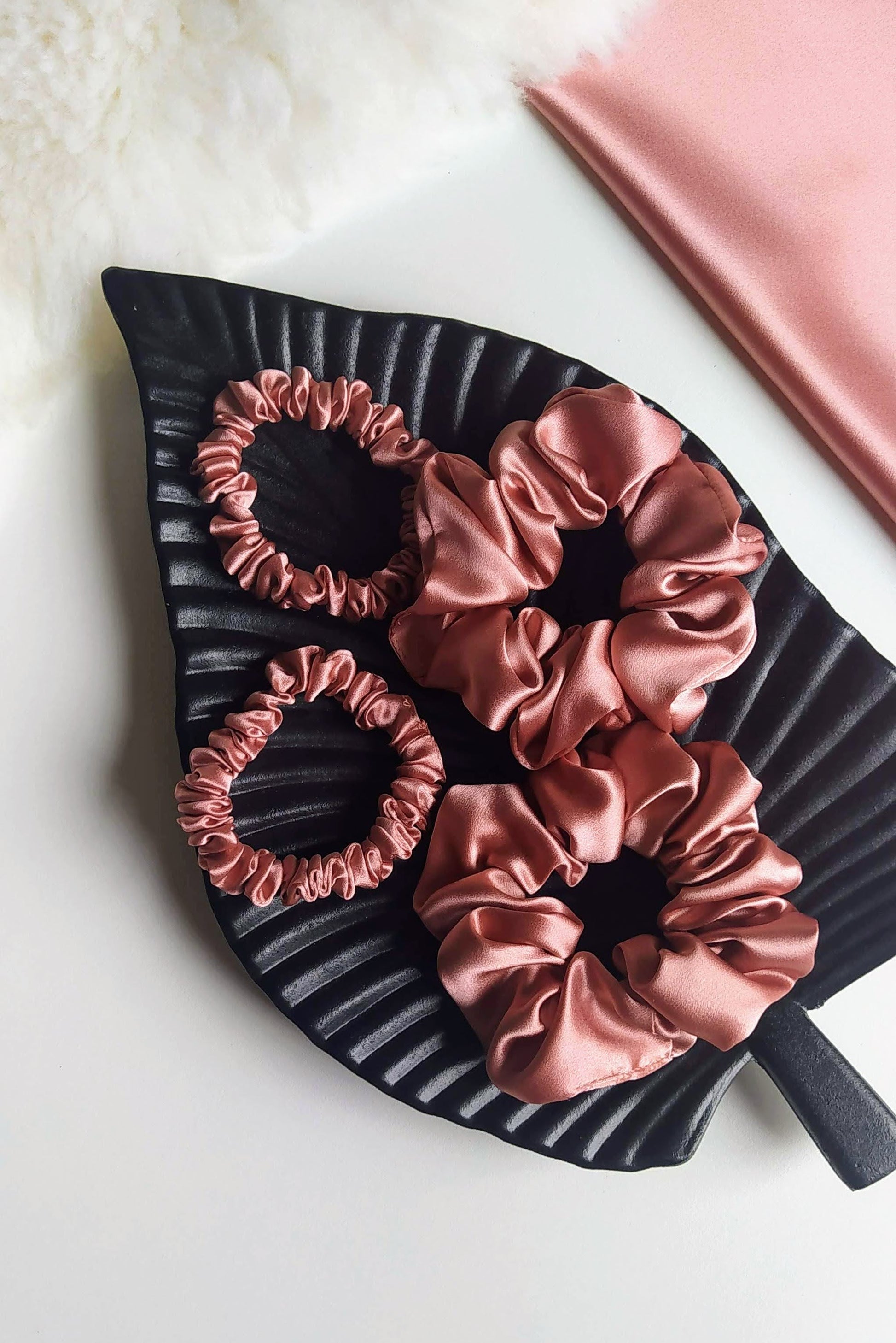 Rozā zīda matu gumijas, S un M izmērs, 6 matu gumijas uz palikņa