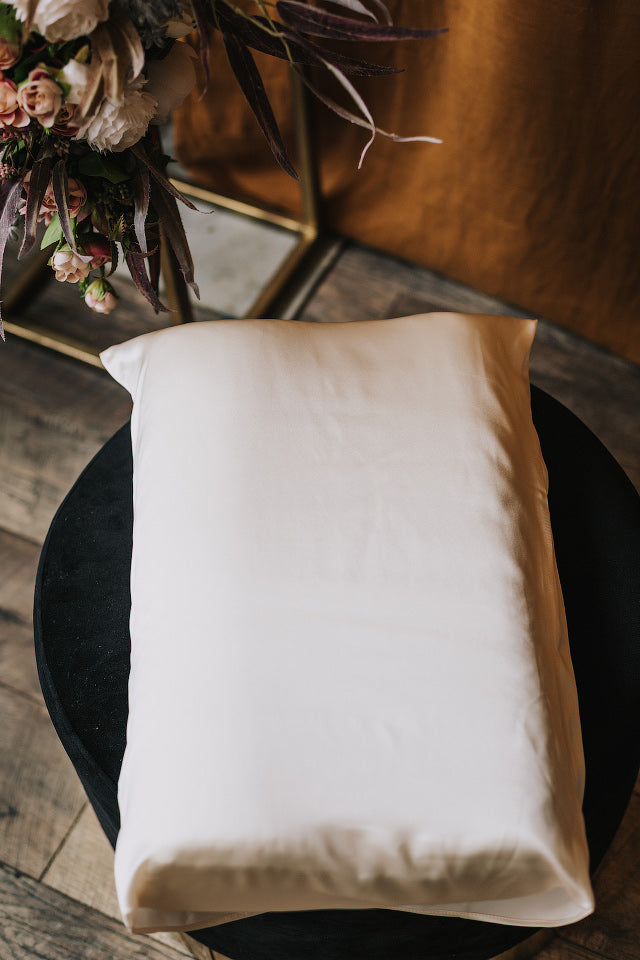 dormeo spilvens ar zīda spilvendrānu, 50x30 cm, šampanieša krāsa, no virspuses