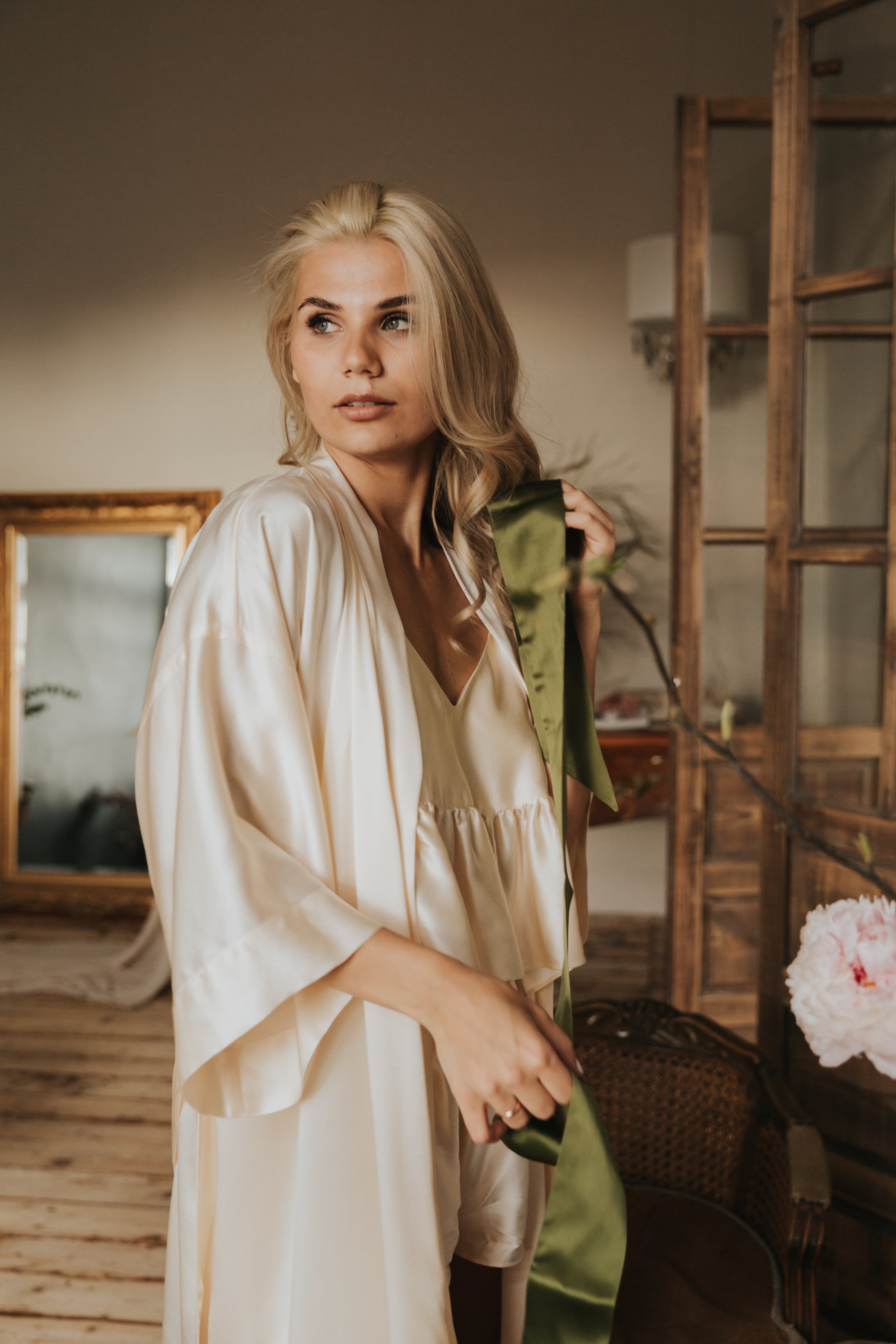 Kāzu rīts ar līgavas tērpu, līgavas halātu un pidžamu