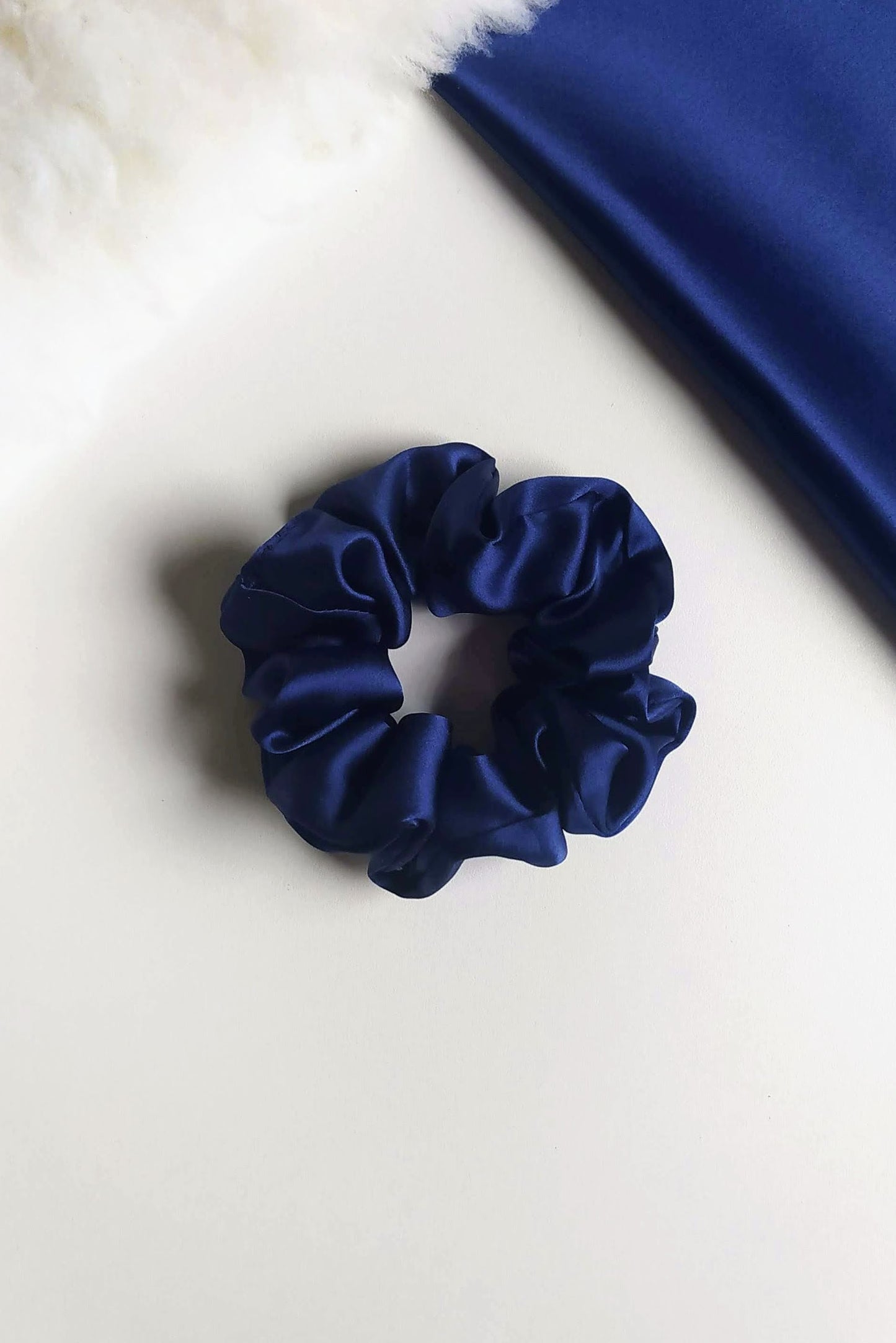 tumši zila dabīgā zīda matu gumija, M izmērs, Justīne Valdmane