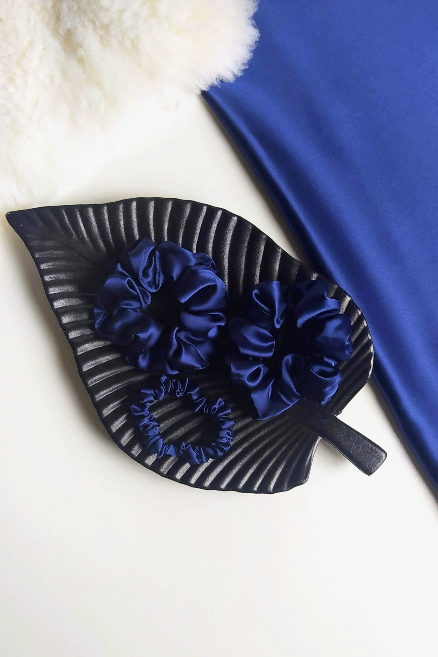 tumsi zilas dabiga zida matu gumijas uz paplātes M un S izmeri