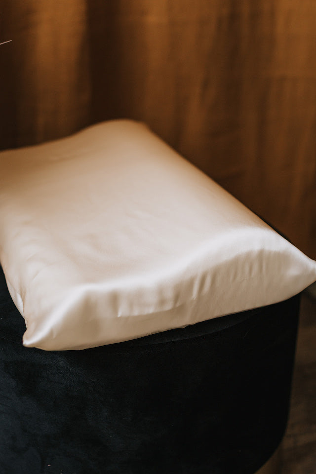 dormeo spilvens ar zīda spilvendrānu, 50x30 cm, šampanieša krāsa, no sāna