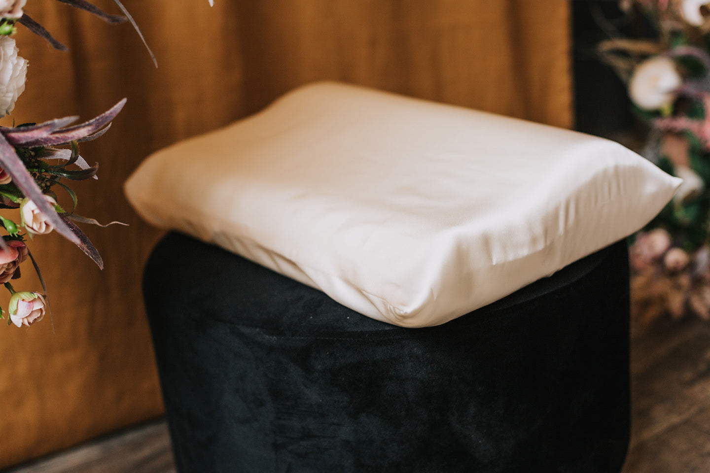 dormeo spilvens ar zīda spilvendrānu, 50x30 cm, šampanieša krāsa, ortopediskais spilvens