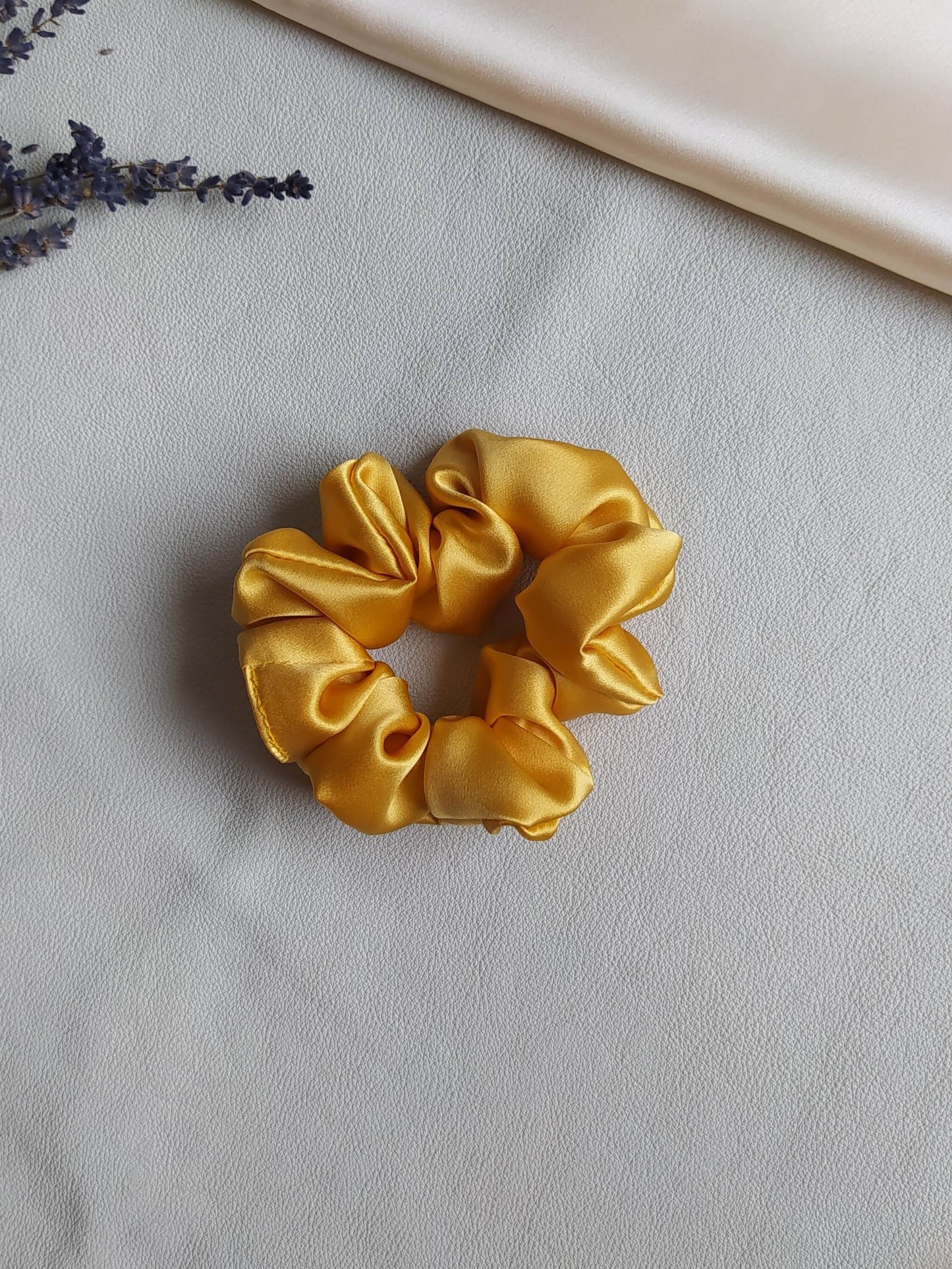 Dzeltena zīda matu gumija