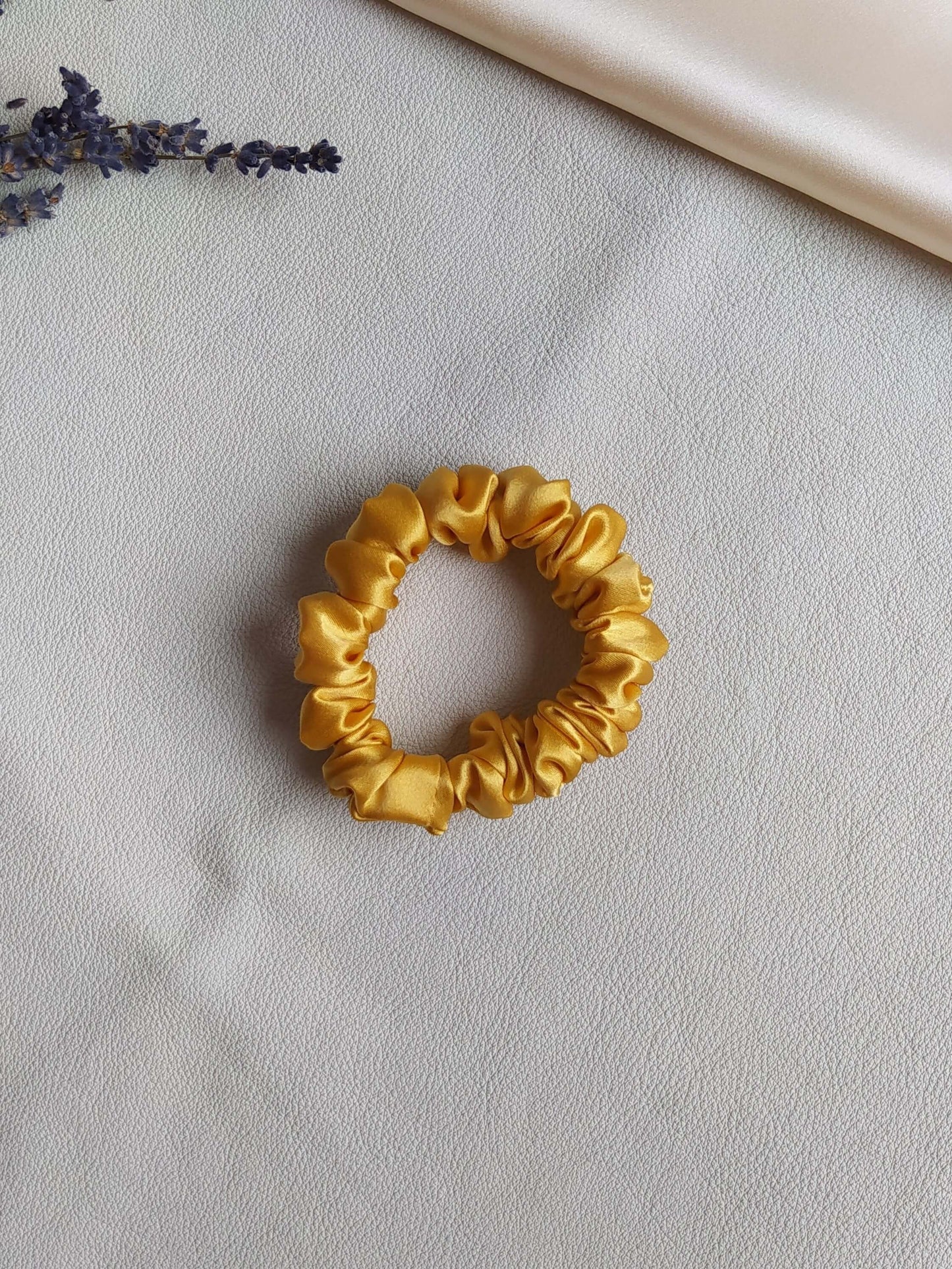 Dzeltena zīda matu gumija