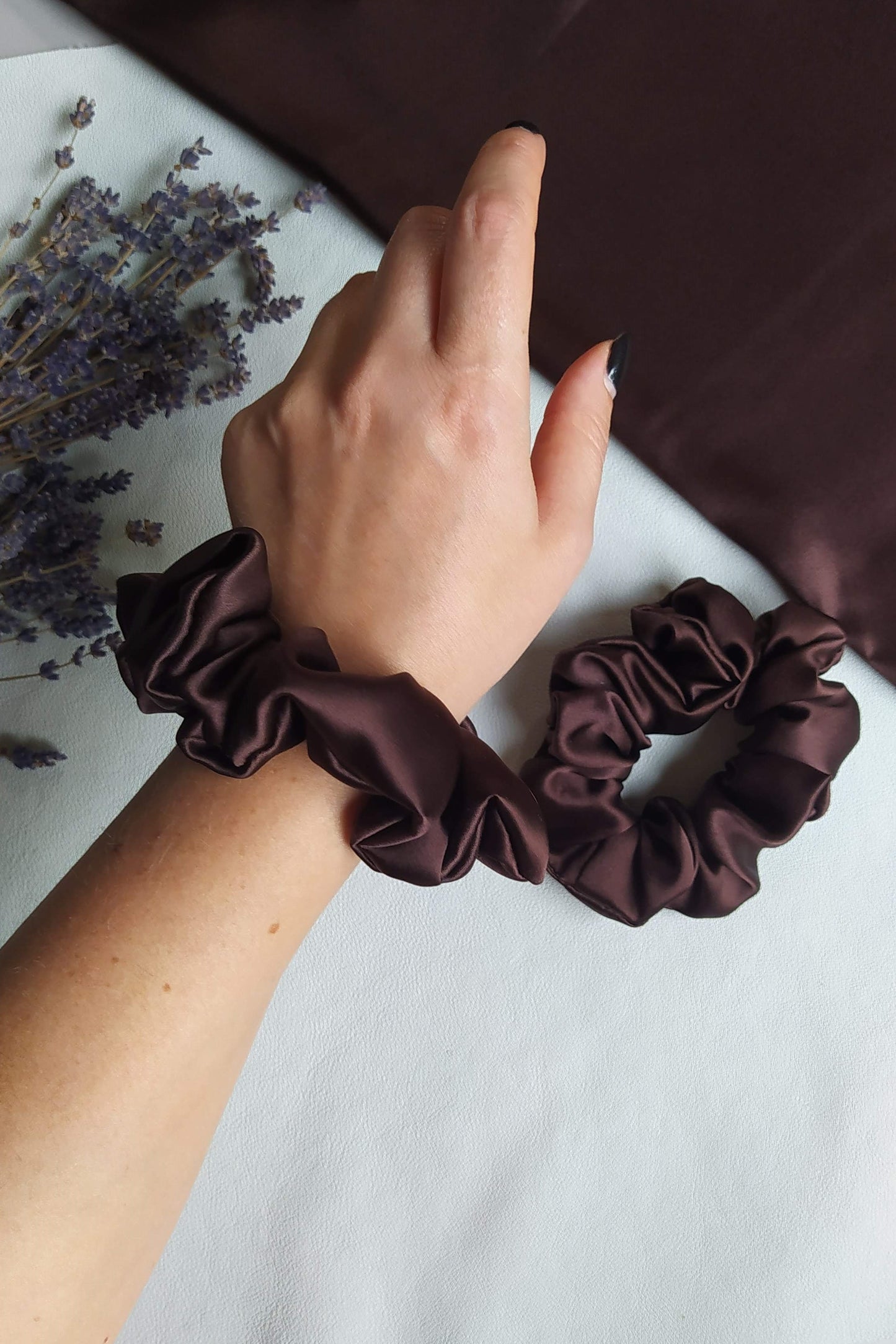 Kafijas brūna zīda matu gumija