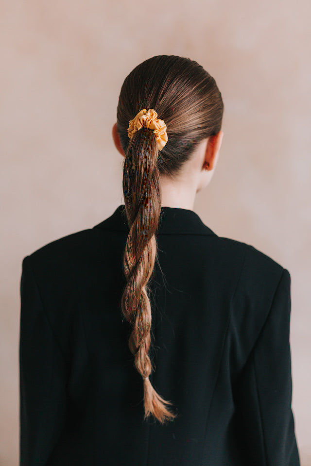 Dzeltena zīda matu gumija