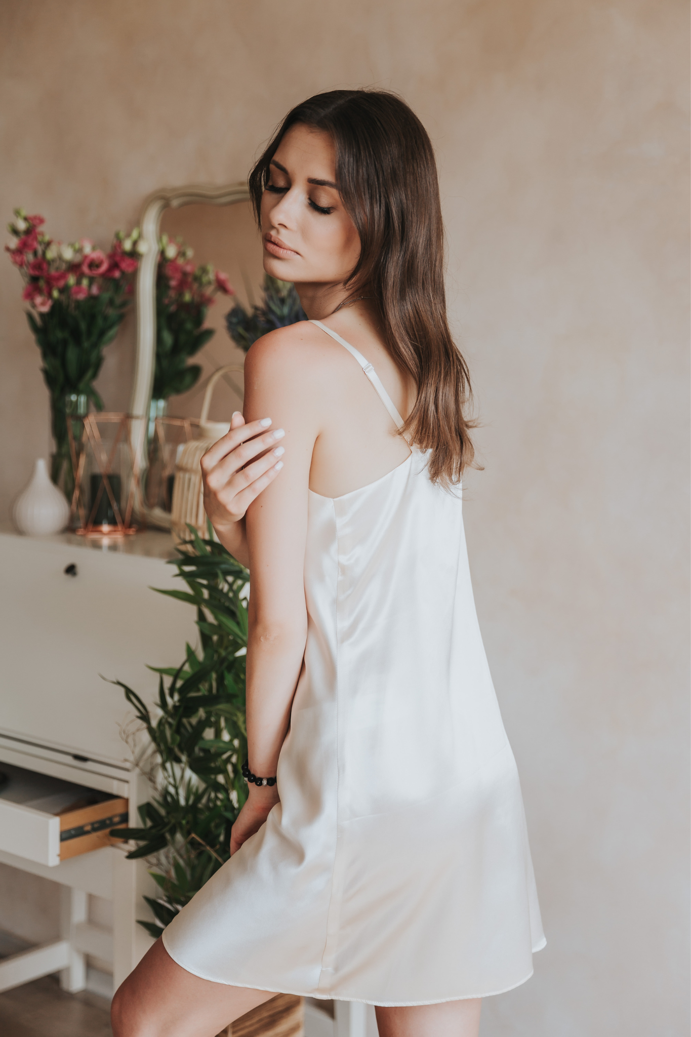 Silk nightgown, Champagne