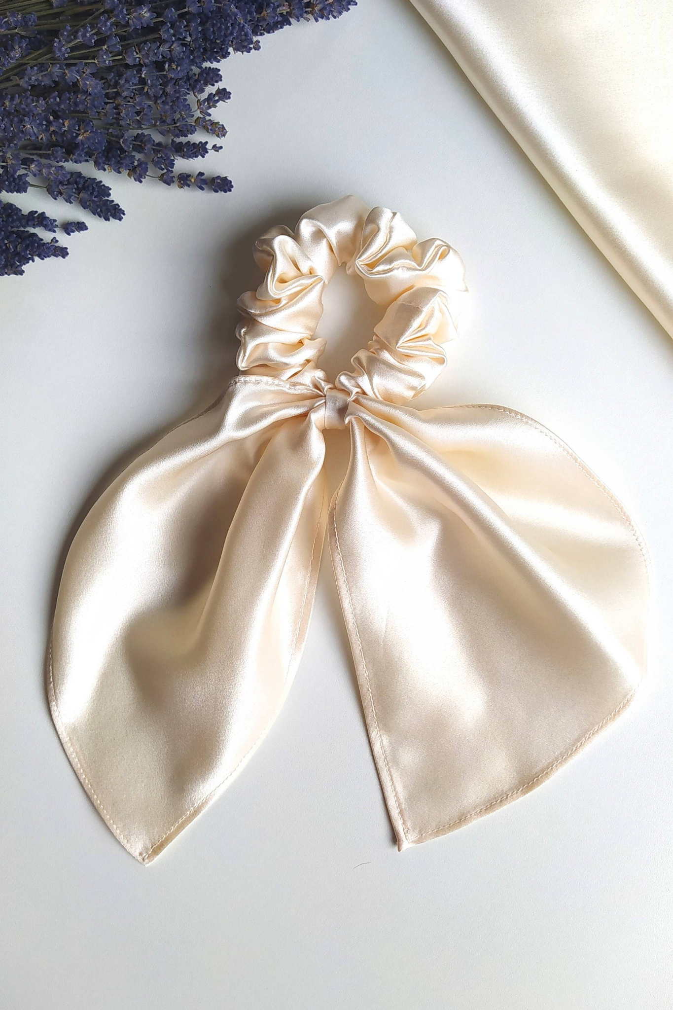 Silk hair scrunchie with bow, Champagne