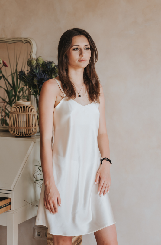 Silk nightgown, Champagne