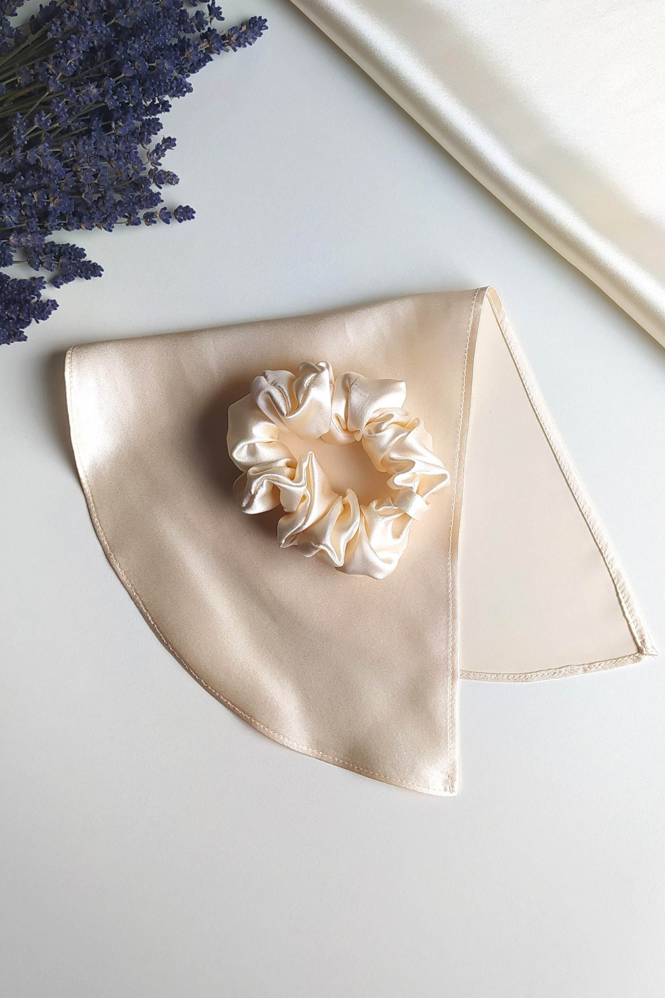 Silk hair scrunchie with bow, Champagne