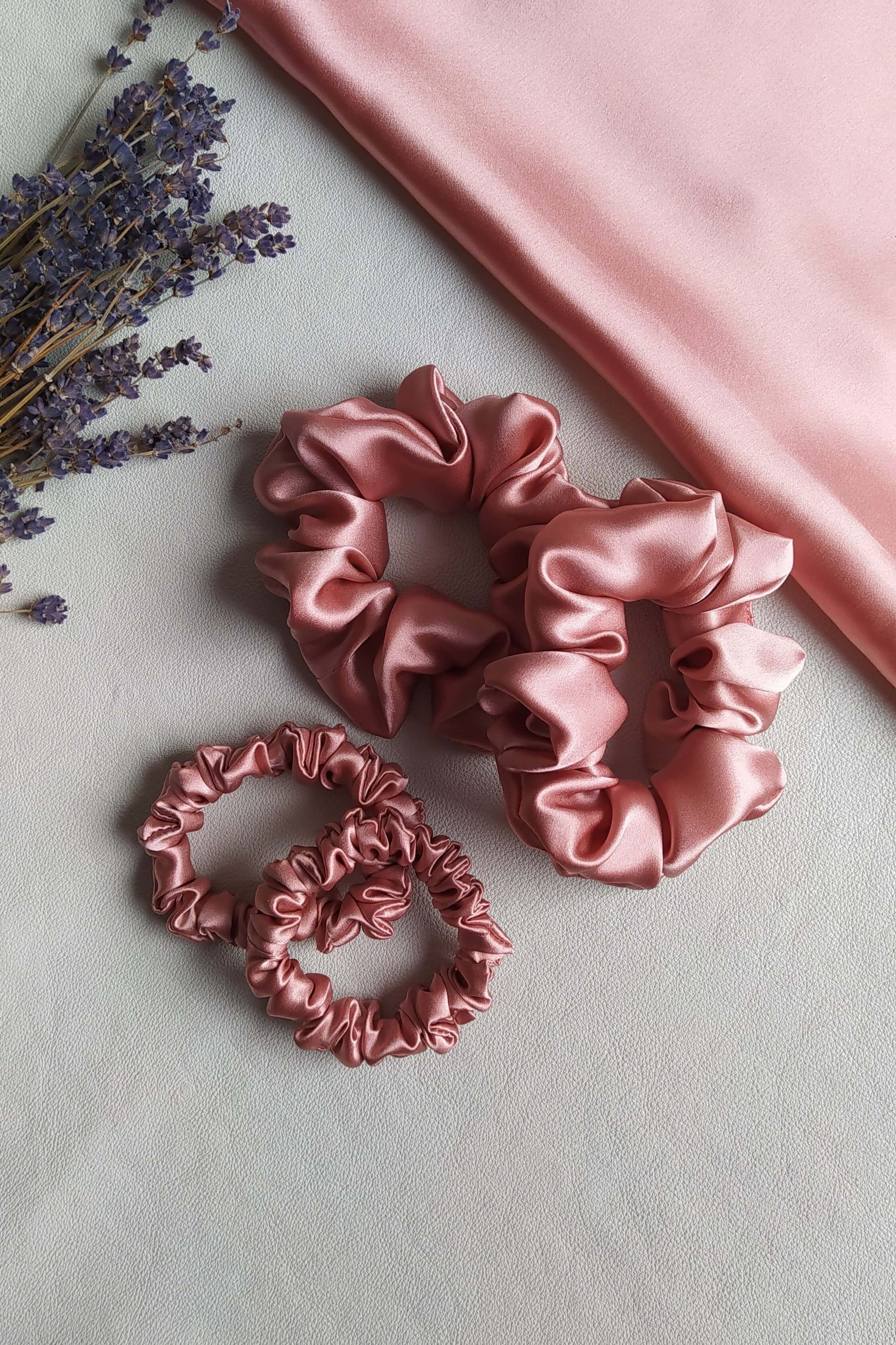 Rozā zīda matu gumijas, S un M izmērs, 6 matu gumijas, blakus ziedi