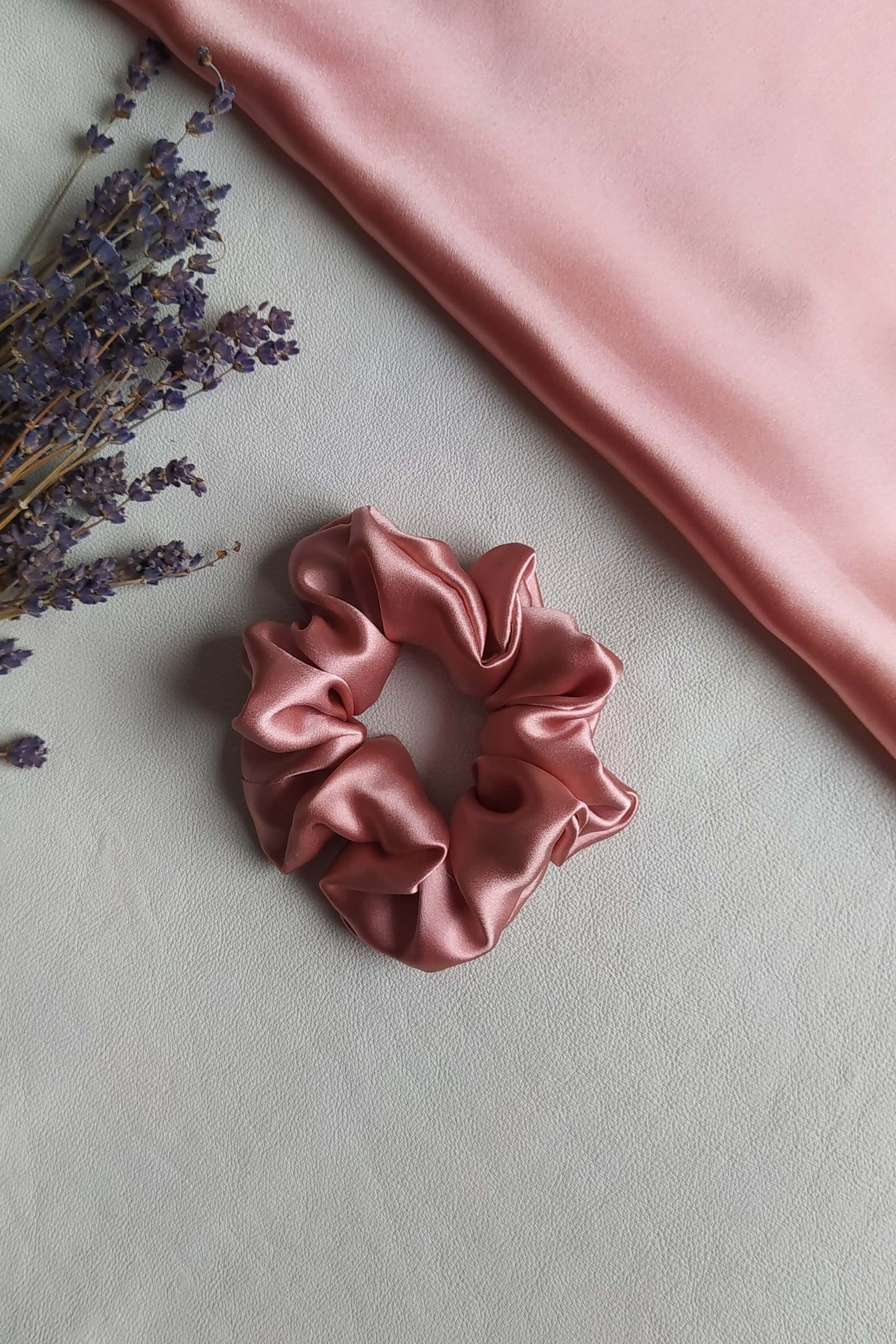 Rozā zīda matu gumijas, M izmērs