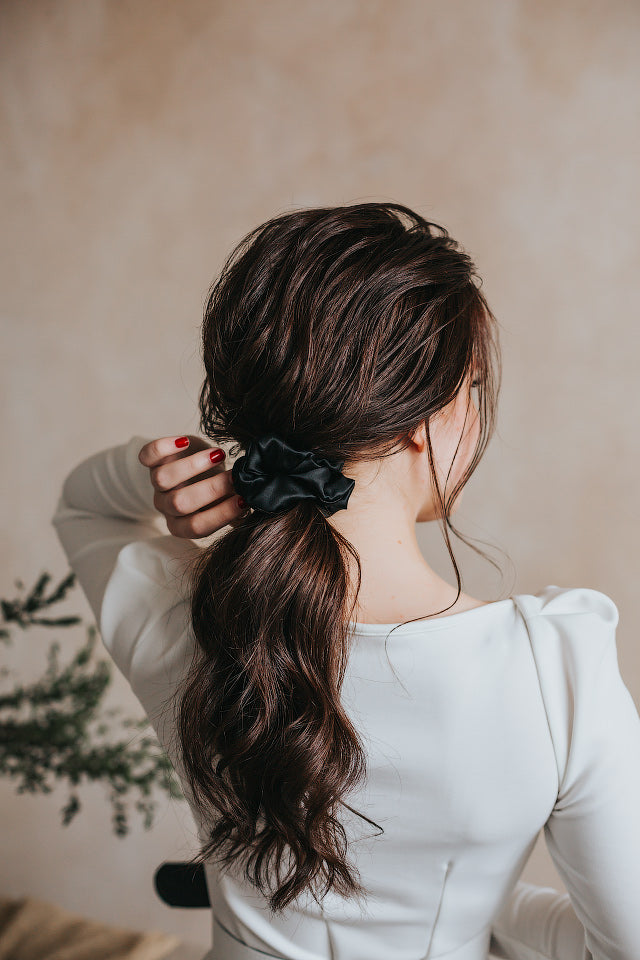 Melna dabīgā zīda matu gumija, M izmērs, sievietei matos