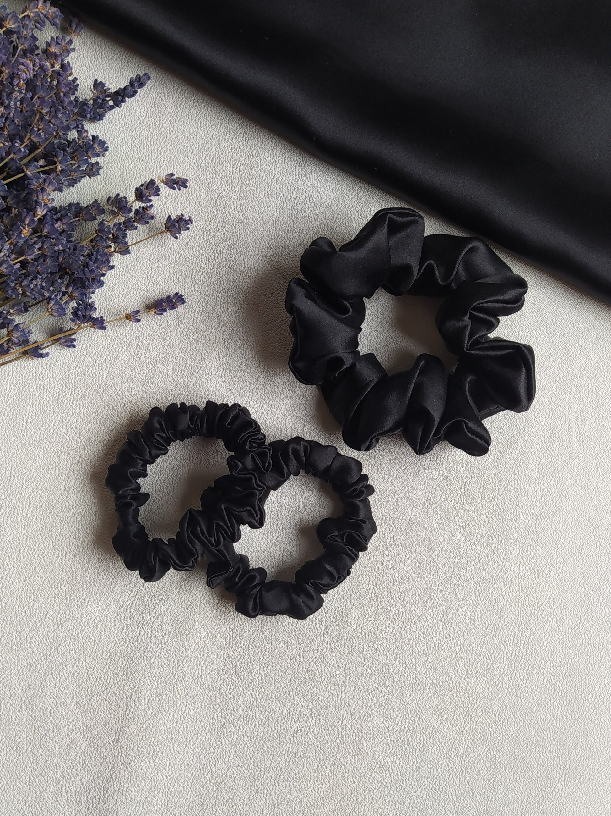 3 dabīgā zīda matu gumijas, S un M izmērā, uz galda