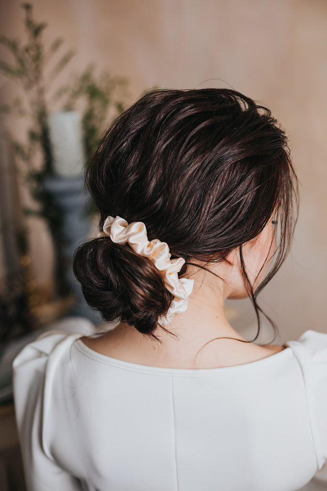 Šampanieša krāsas dabīgā zīda matu gumija, sievietei savītos matos