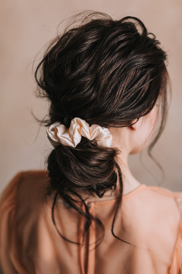 Šampanieša krāsas dabīgā zīda matu gumija, sievietei matos