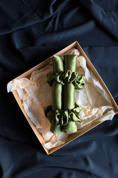 Zīda matu rullis, Pesto zaļš ar gaiši brūnu sprādzi
