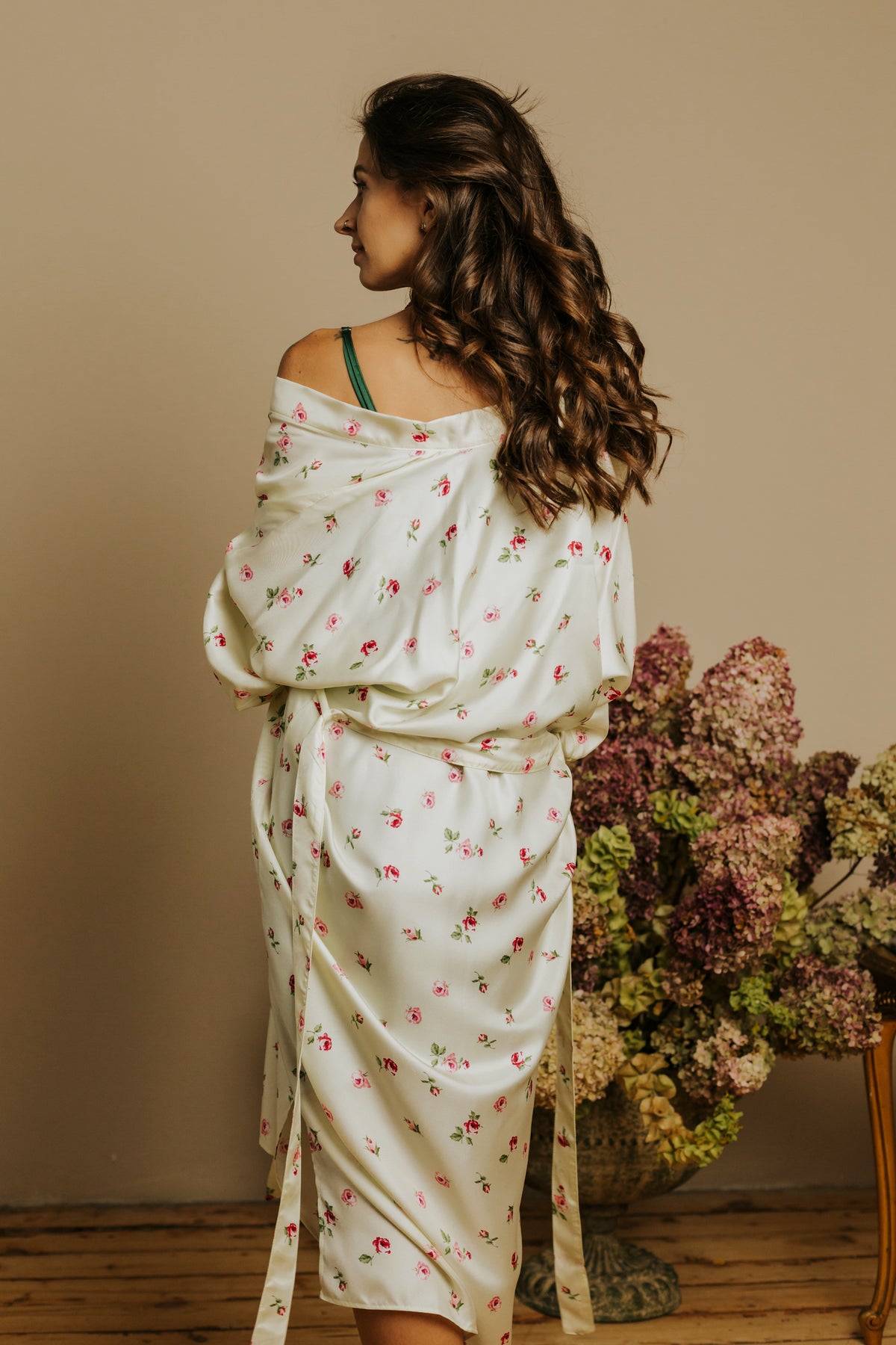 Kimono stila garais halāts ar kabatām, Rožu raksts