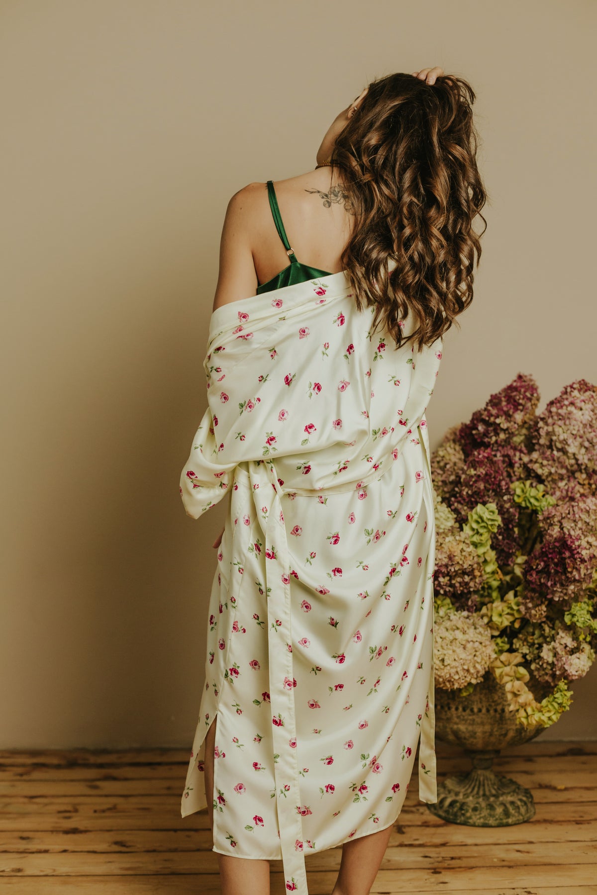 Kimono stila garais halāts ar kabatām, Rožu raksts