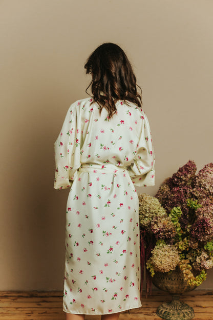 Kimono stila garais halāts ar kabatām, Rožu raksts