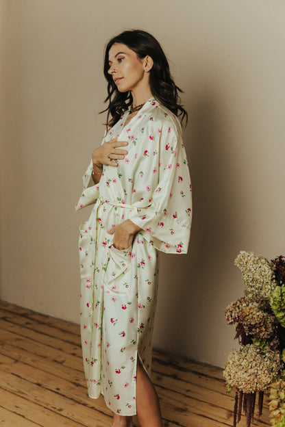 Kimono stila garais halāts ar kabatām, Rožu raksts