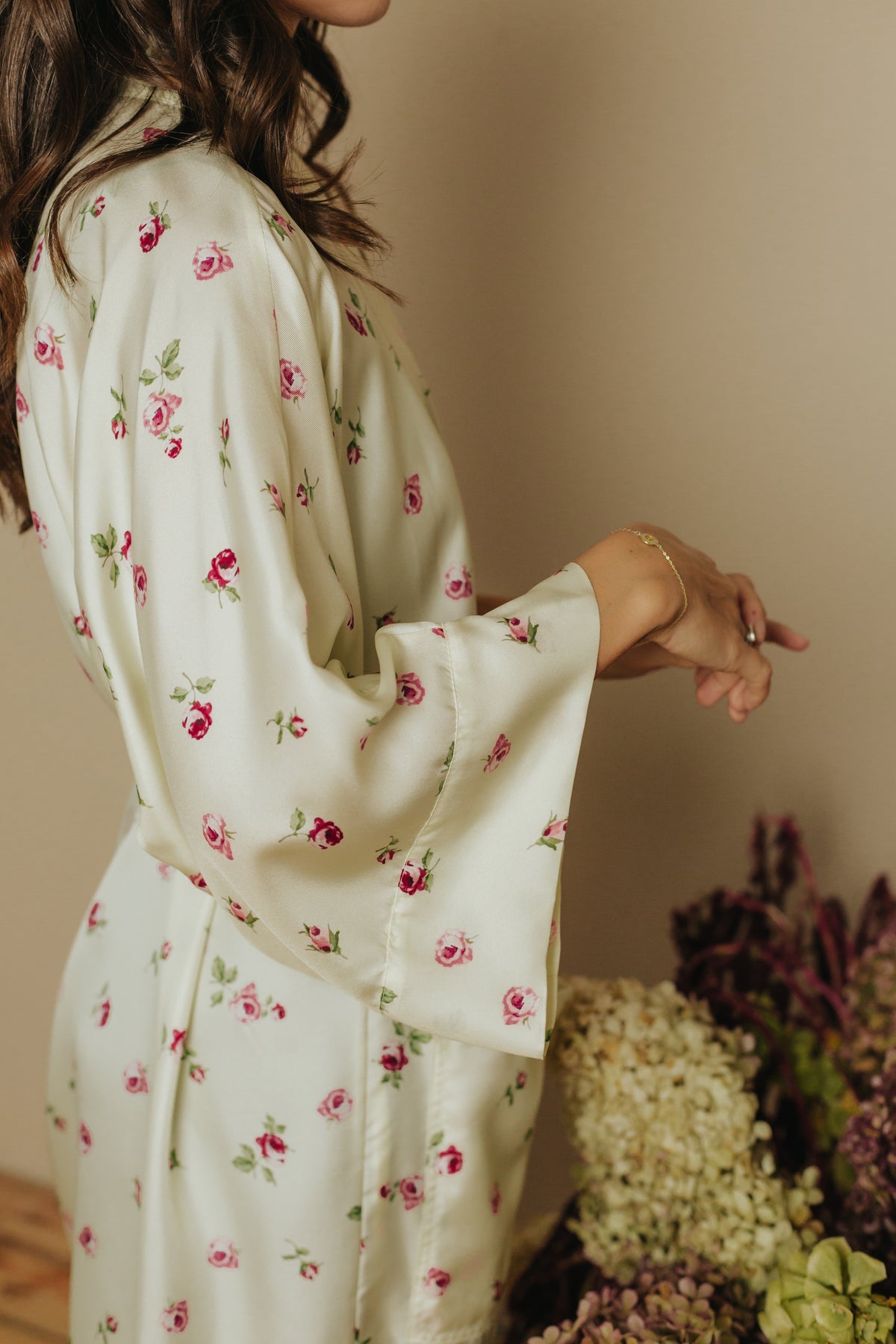 Kimono stila garais halāts ar kabatām, Rožu raksts