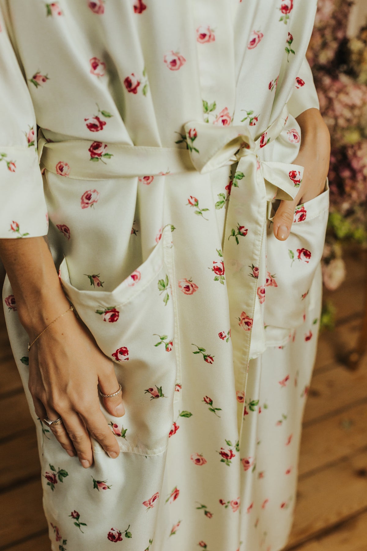 Kimono stila garais halāts ar kabatām, Rožu raksts