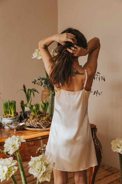 Silk nightgown, Champagne